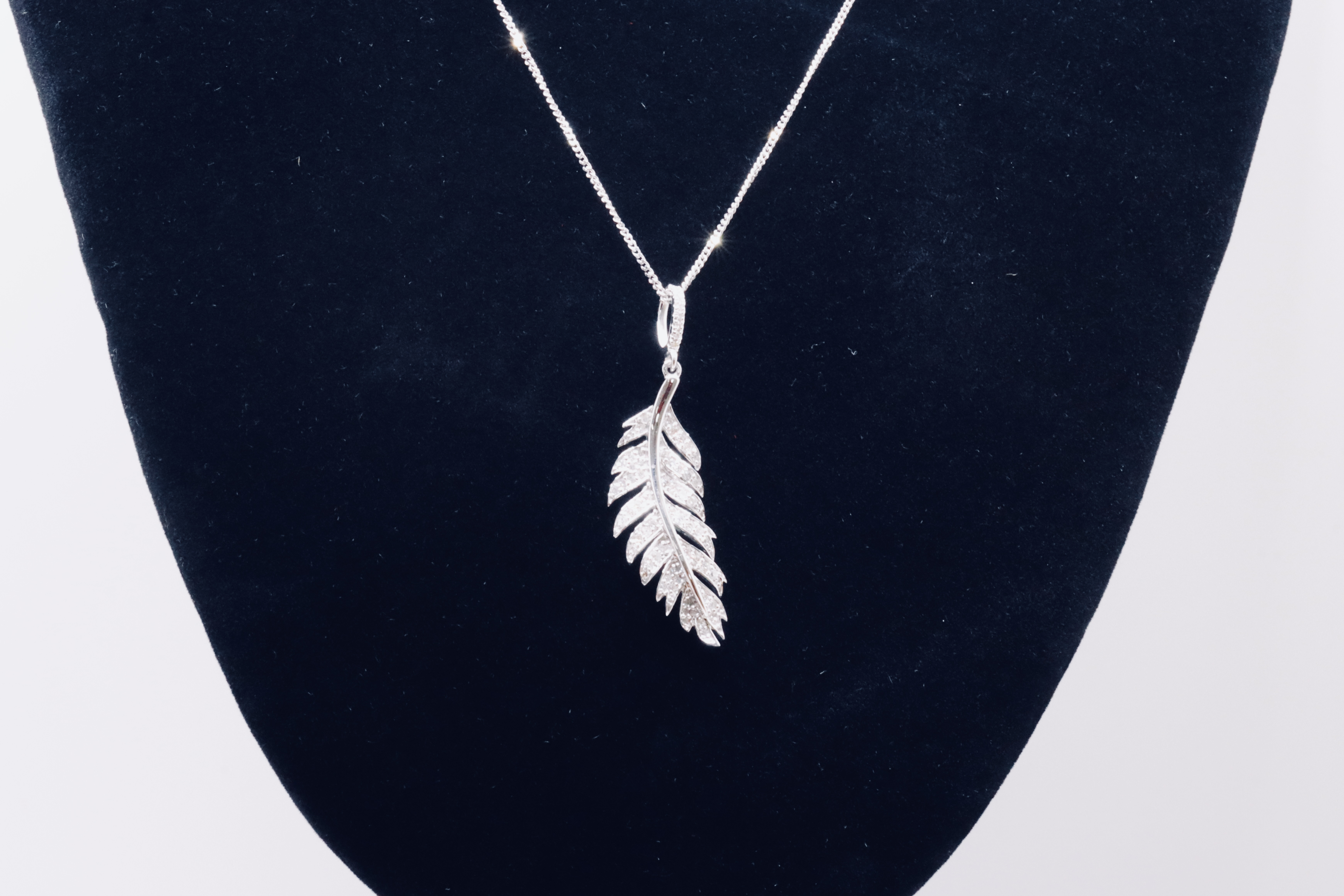 Round Brilliant Cut 0.50 Natural Diamond 9ct White Gold Feather Pendant F/G Colour Clarity SI - Image 3 of 10