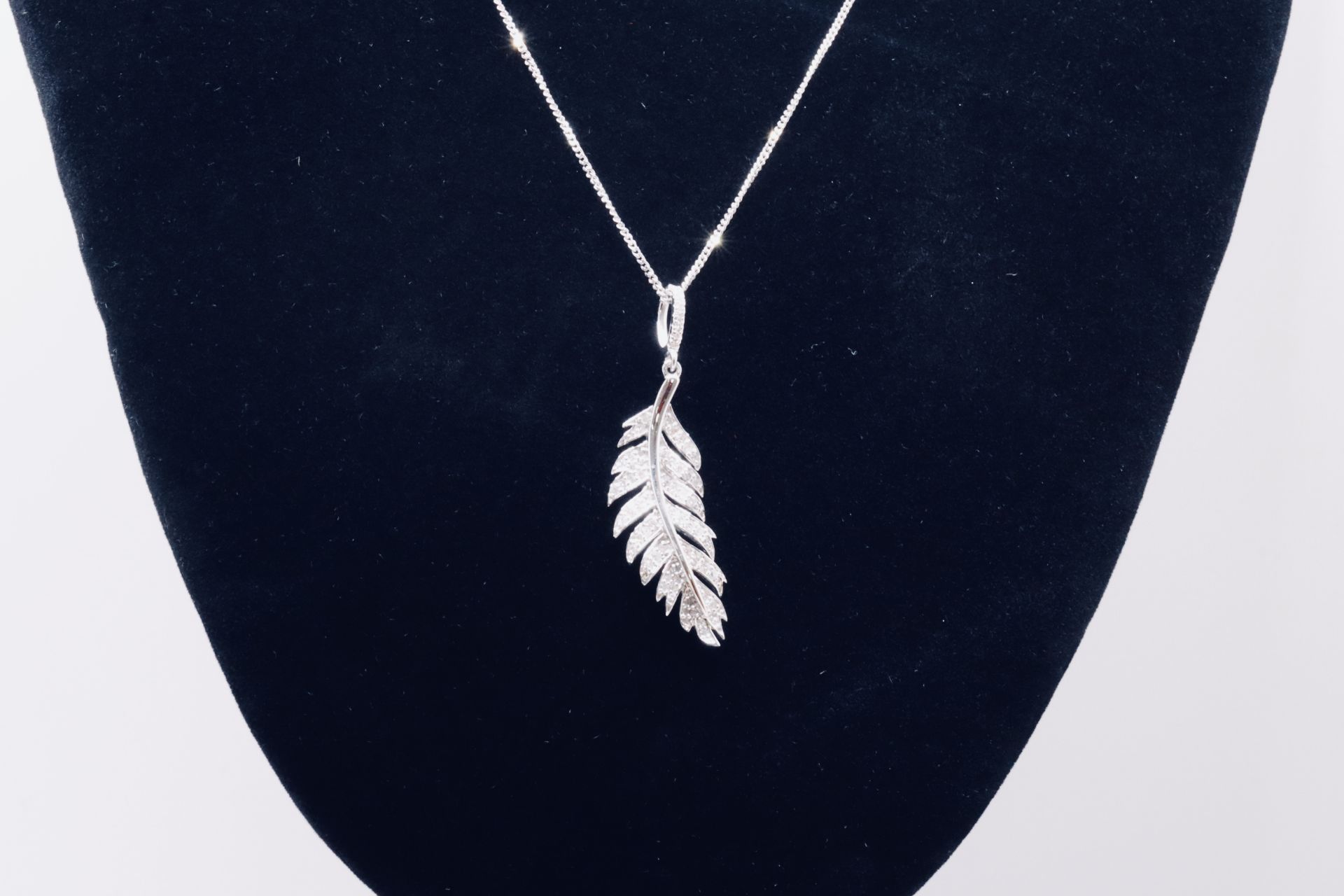 Round Brilliant Cut 0.50 Natural Diamond 9ct White Gold Feather Pendant F/G Colour Clarity SI - Bild 3 aus 10