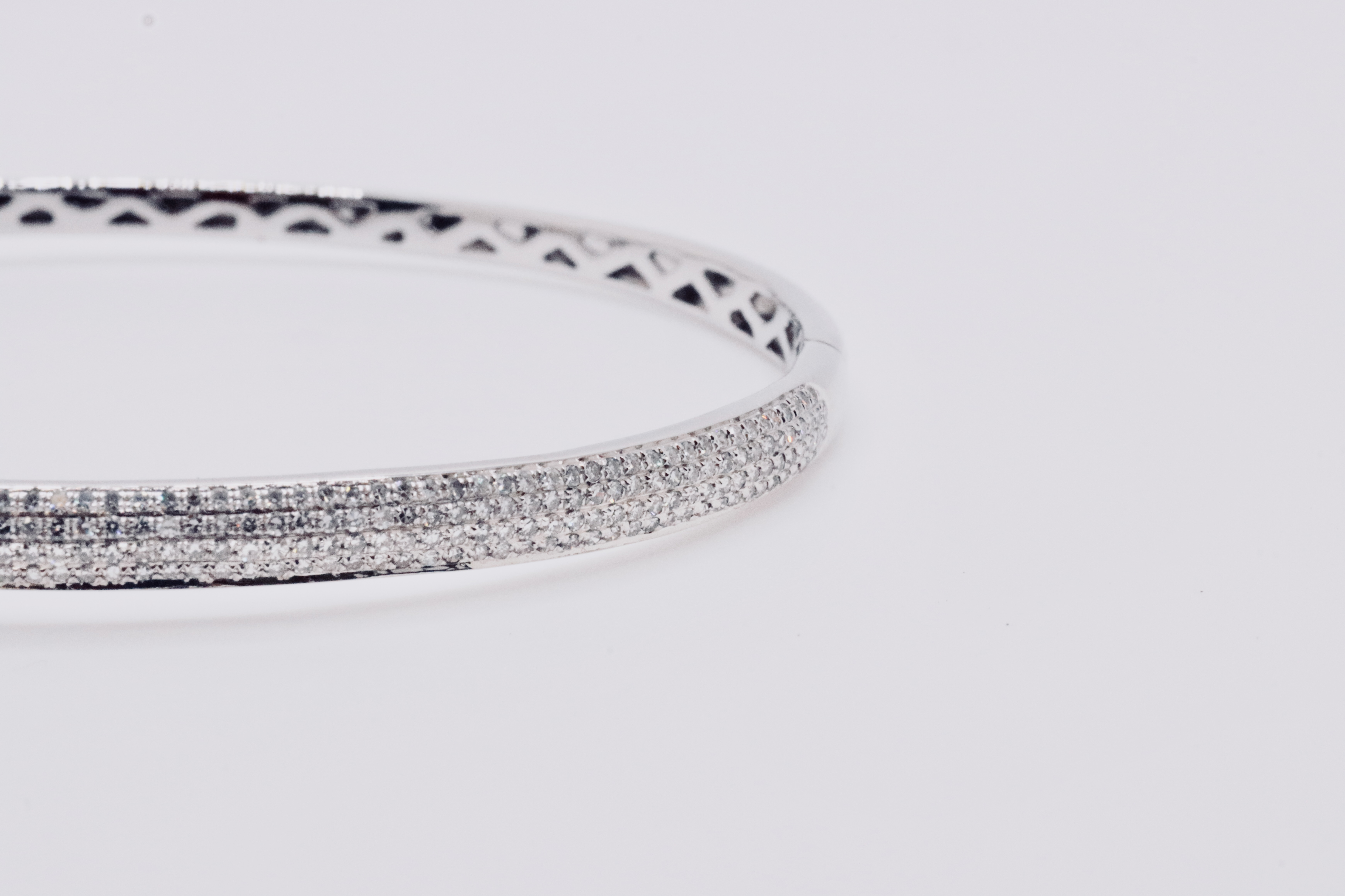 Round Brilliant Cut Pave 1.20 Carat Natural Diamond 9ct White Gold Bangle - G/H Color - SI Clarity - Image 8 of 12