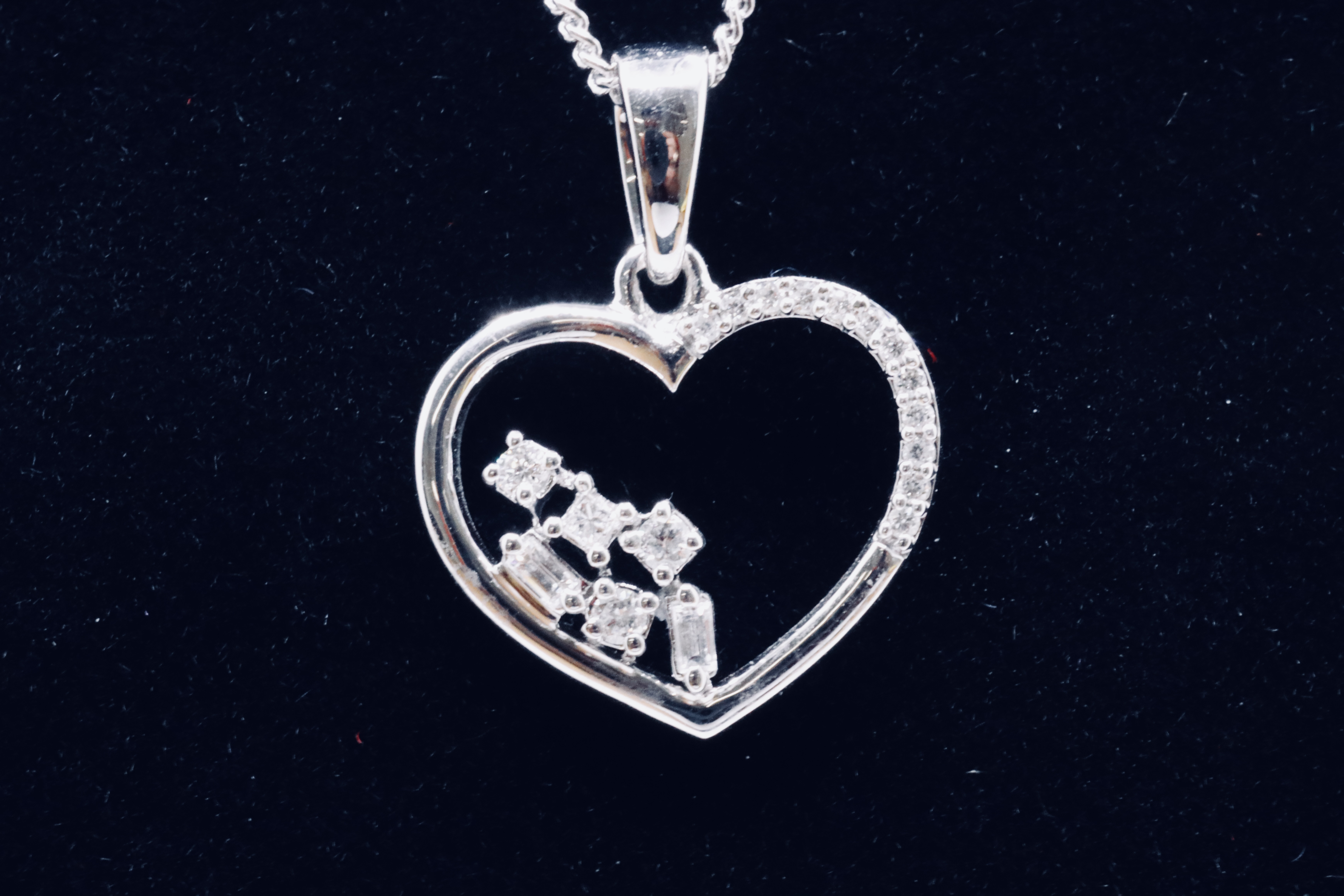 Round Brilliant Cut Natural Diamond 0.10 Carat 9ct White Gold Heart Pendant G/H Colour Clarity SI - Image 3 of 6