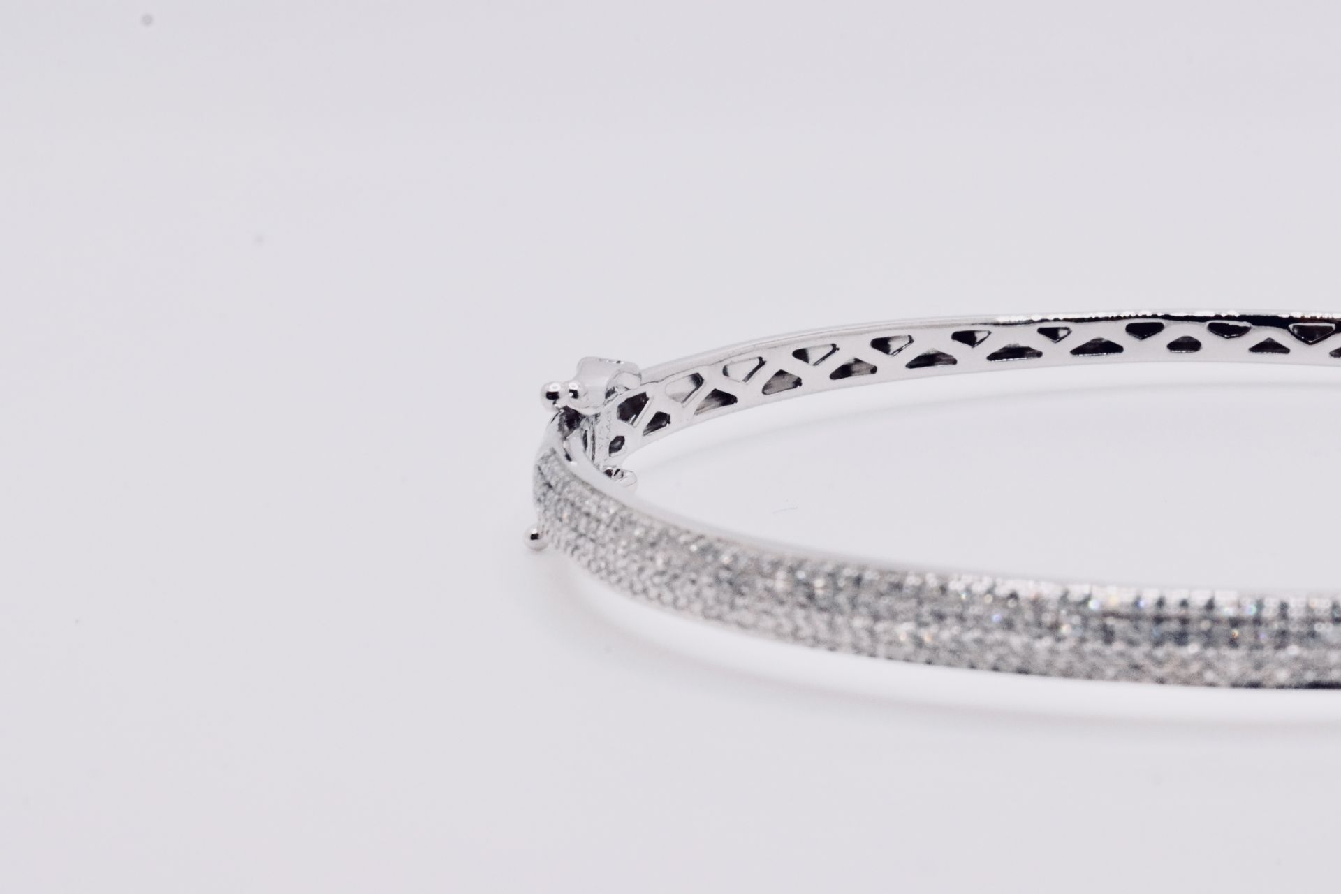 Round Brilliant Cut Pave 1.20 Carat Natural Diamond 9ct White Gold Bangle - G/H Color - SI Clarity - Image 7 of 12