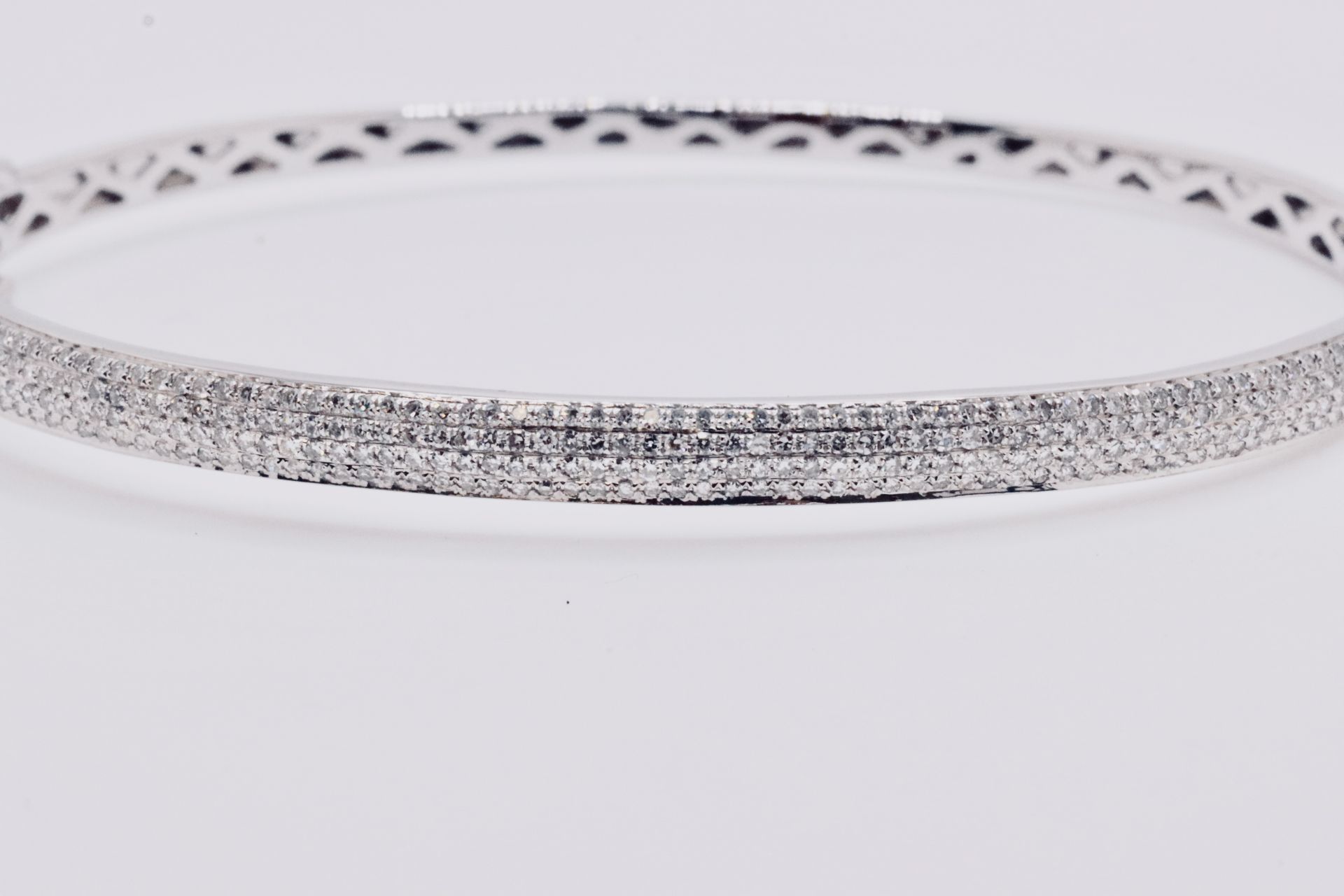 Round Brilliant Cut Pave 1.20 Carat Natural Diamond 9ct White Gold Bangle - G/H Color - SI Clarity - Image 5 of 12