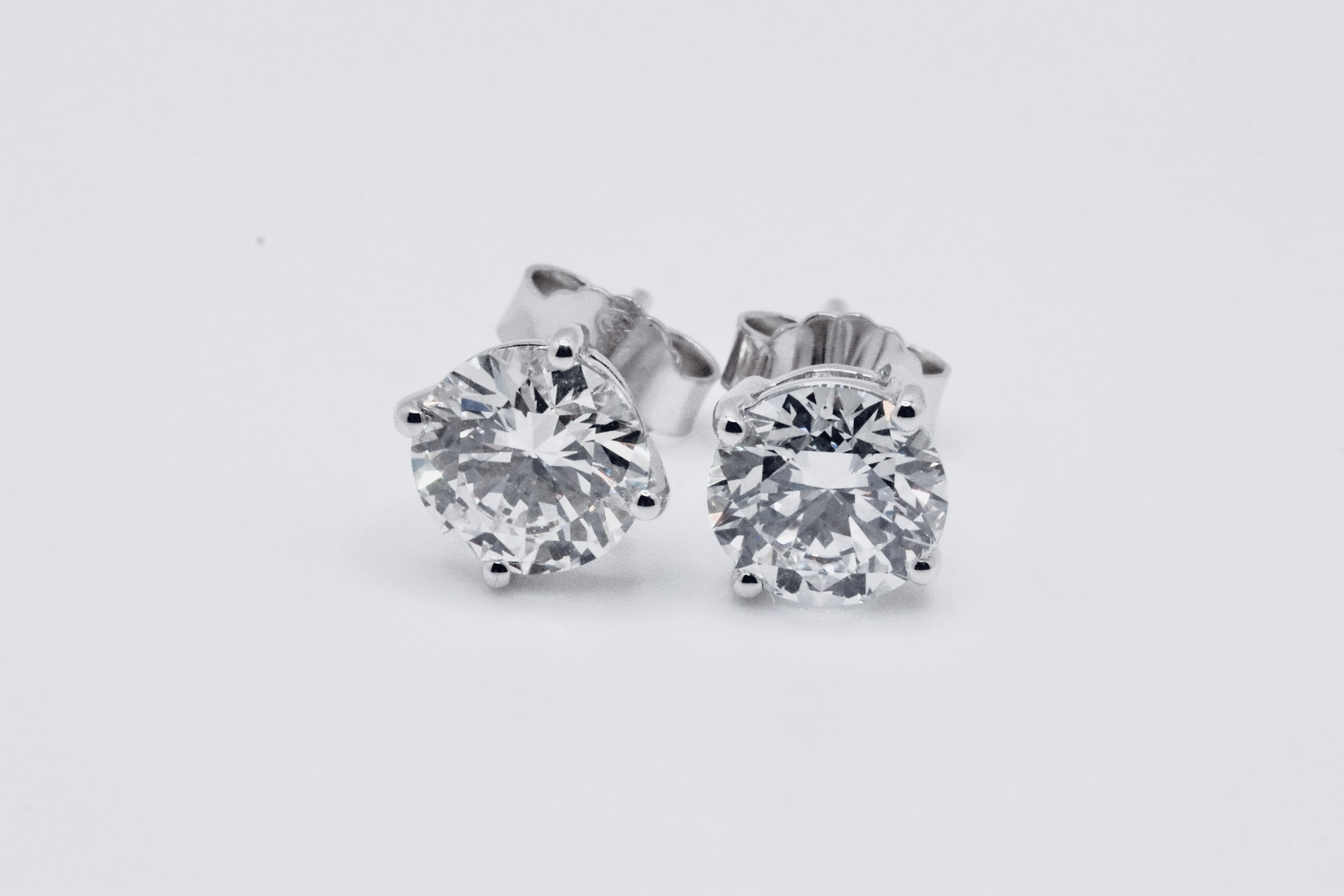 Round Brilliant Cut 1.50 Carat Diamond 18kt White Gold Earrings- E Colour VS Clarity IGI