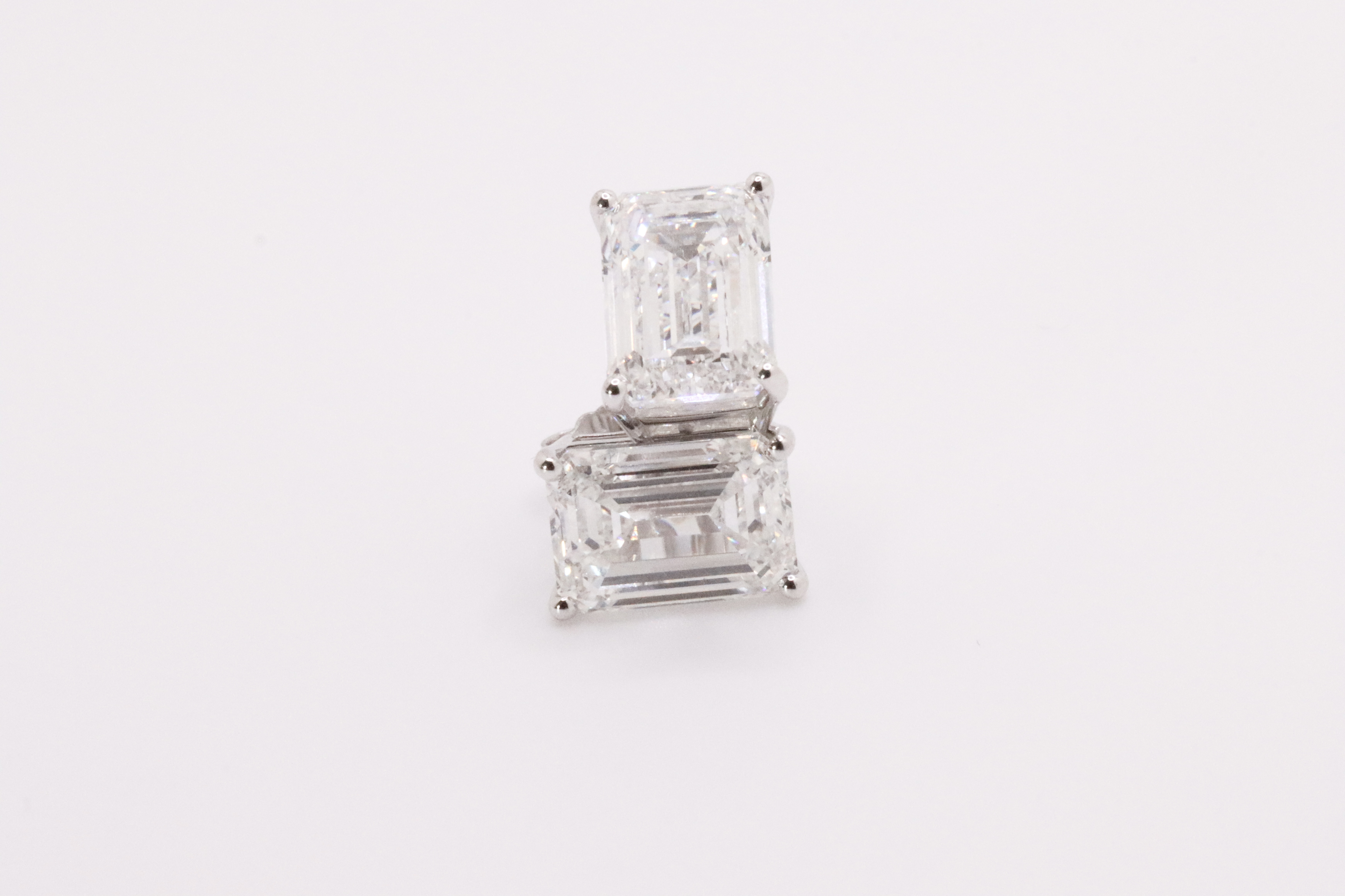 Emerald Cut Cut 10.00 Carat Diamond 18kt White Gold Earrings- D Colour VVS Clarity IGI - Image 3 of 10