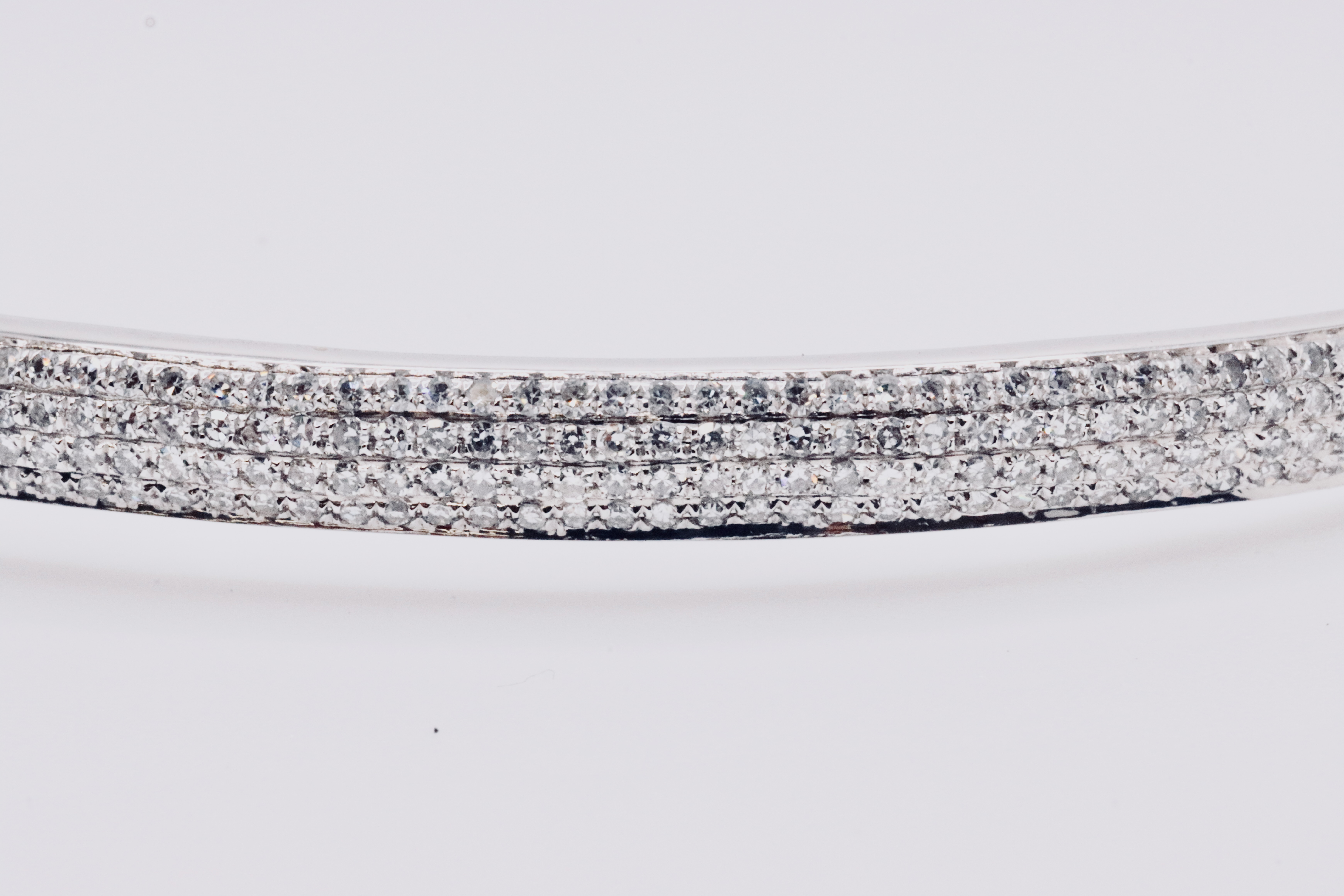 Round Brilliant Cut Pave 1.20 Carat Natural Diamond 9ct White Gold Bangle - G/H Color - SI Clarity - Image 2 of 12