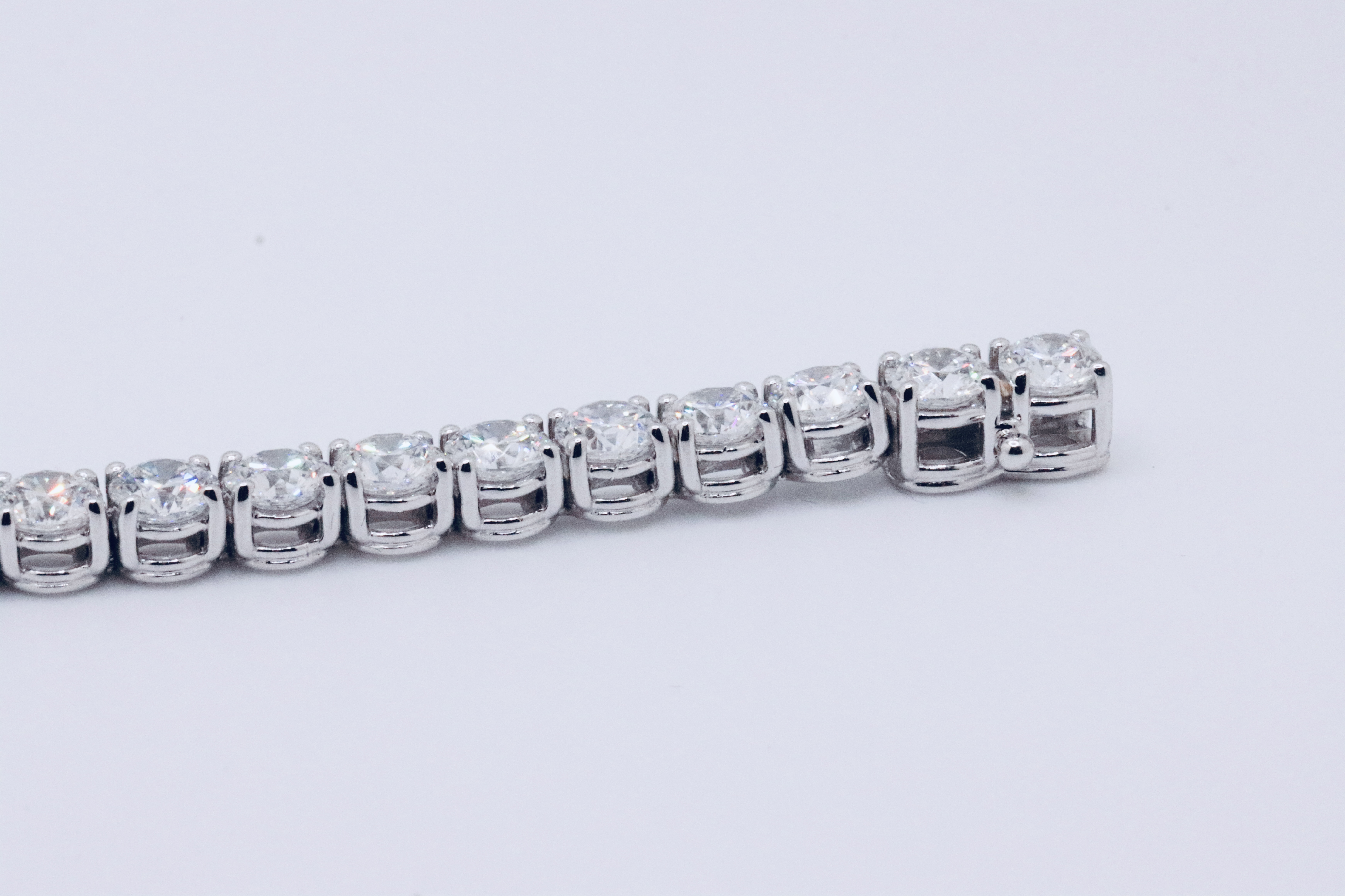 Round Brilliant Cut 18 Carat Natural Diamond Tennis Bracelet E Colour VS Clarity - 18Kt White Gold - Image 6 of 7