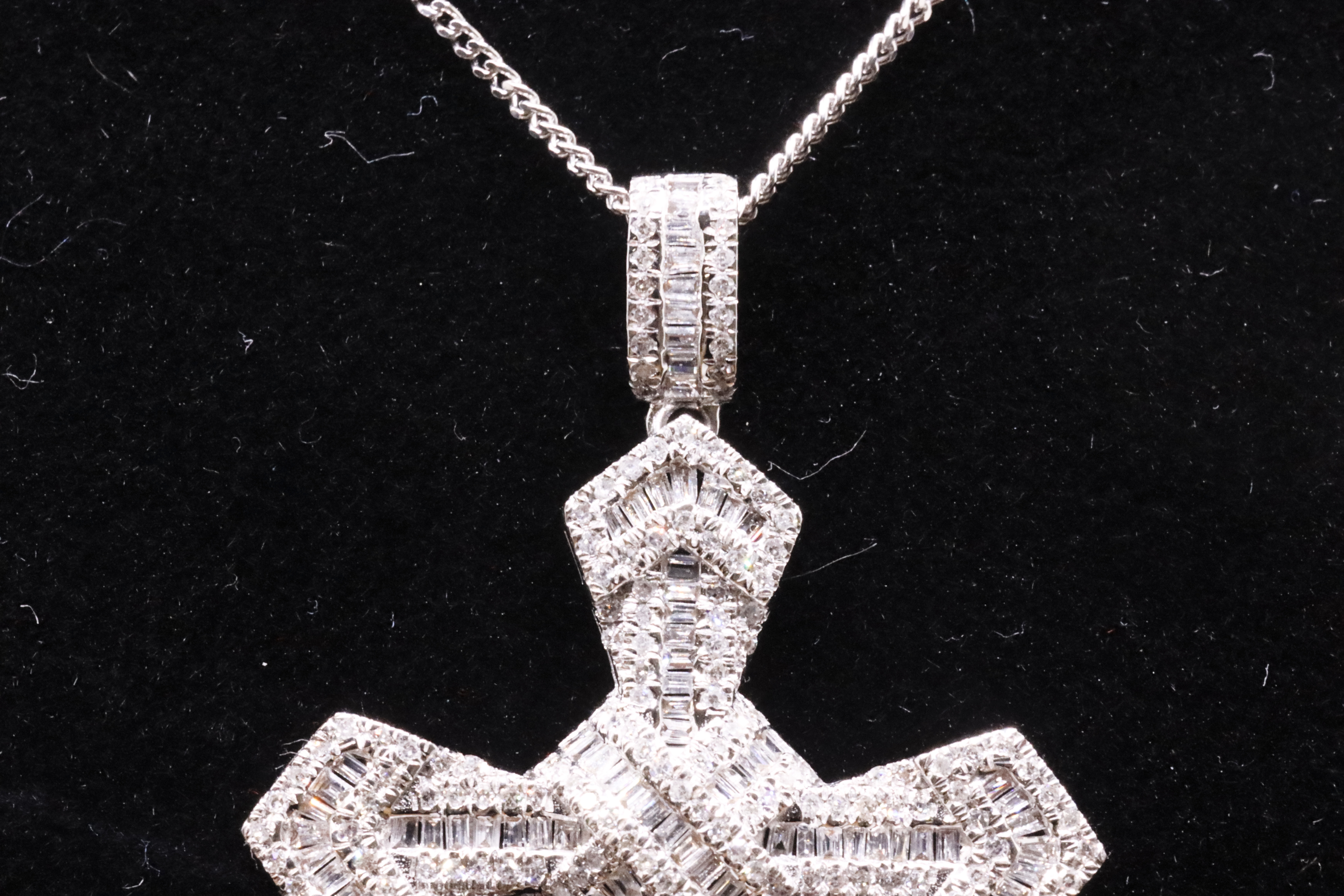 Natural Diamond Cross Pendant 1.50 Carat - F/G Colour - VS Clarity Set in 18k White Gold - Image 7 of 18