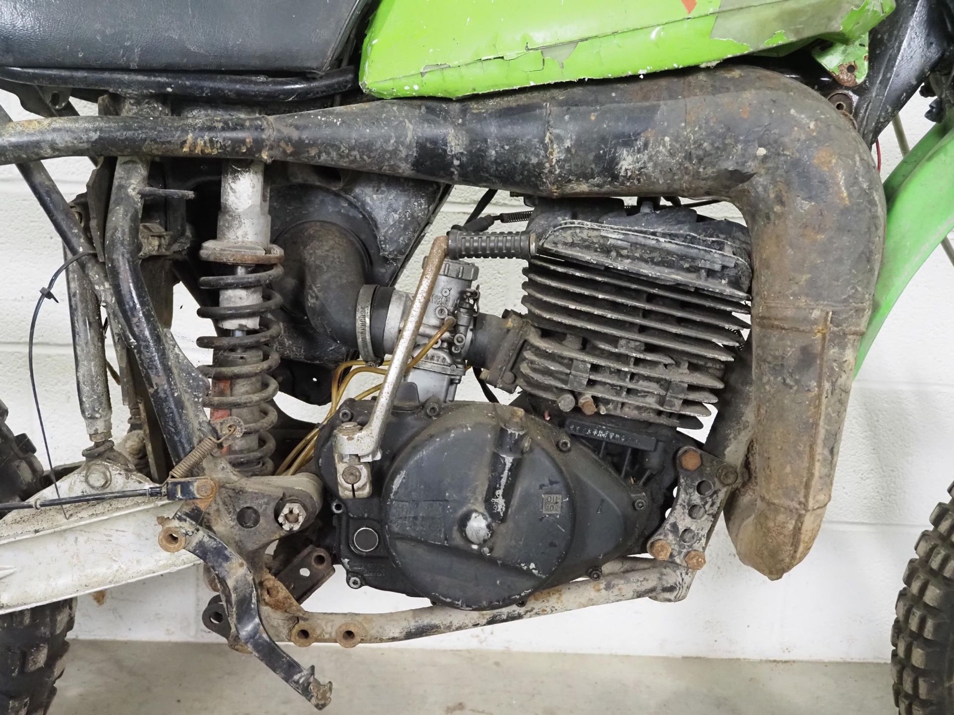Kawasaki KDX 420 motocross bike. Non runner. Engine turns over. No Docs - Image 4 of 6