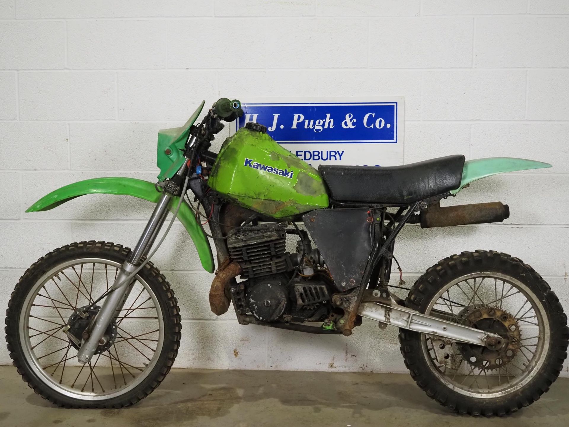 Kawasaki KDX 420 motocross bike. Non runner. Engine turns over. No Docs - Image 6 of 6