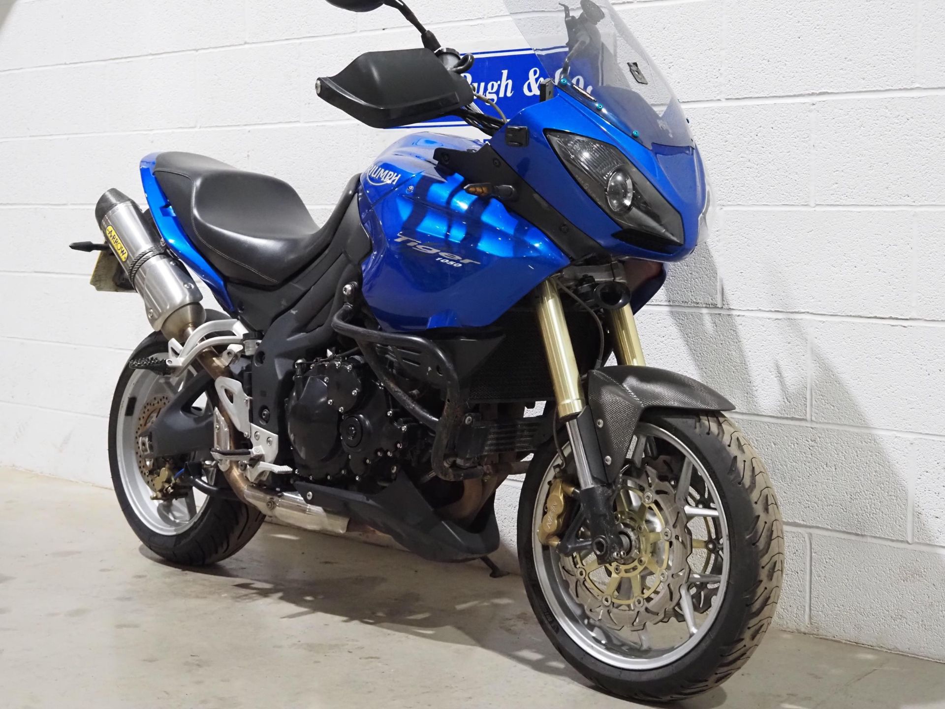 Triumph Tiger 1050 motorcycle. 2007. 1050cc. Non runner but engine turns over. Cat C in 2015. - Image 2 of 6