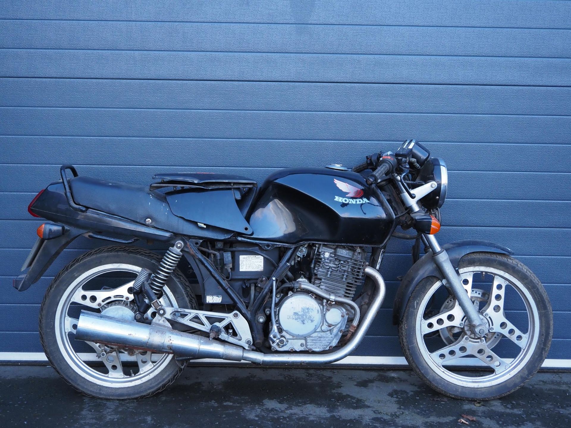 Honda XBR 500 motorcycle. 499cc. 1986 Engine turns over. Reg. C370 XFO. V5. Key