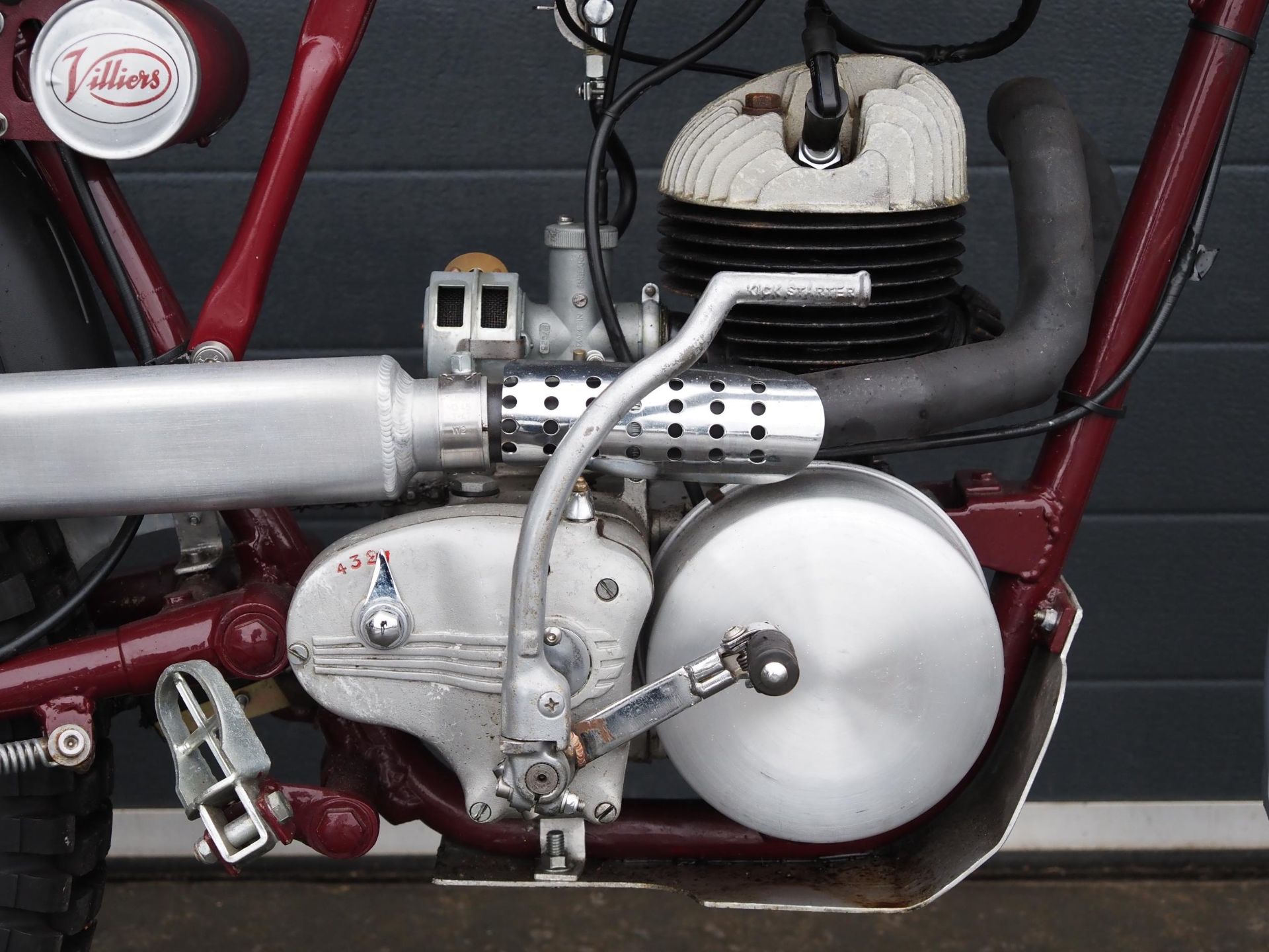 James trials bike. 197cc. 1960. Frame No. CL201400 Engine No. 365A33476 Runs and rides. Needs - Image 5 of 6