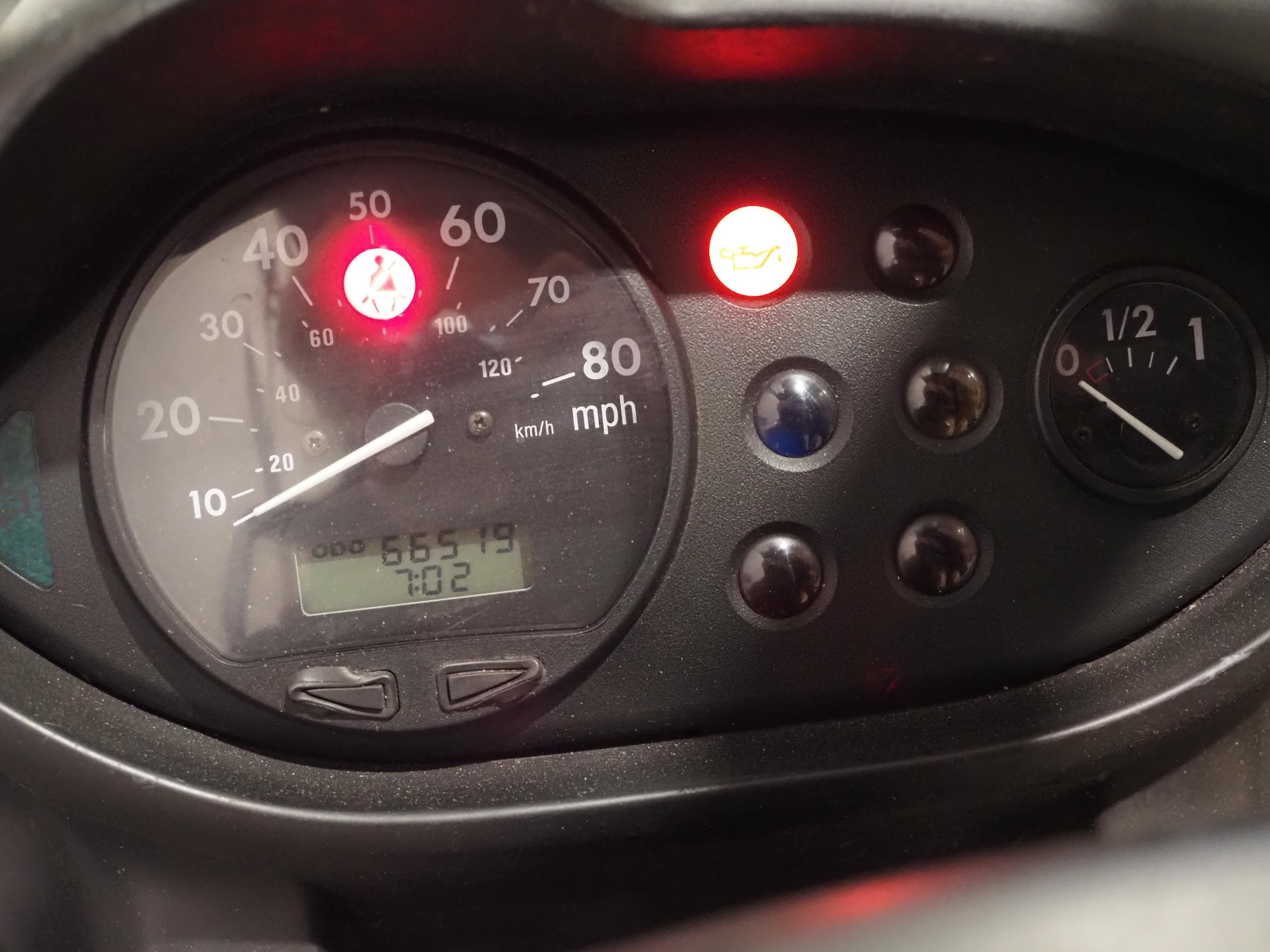 BMW C1 motorcycle. 2002. 125cc Engine starts and runs but won't rev. Reg. HT02 HFY. V5. Key - Image 4 of 5