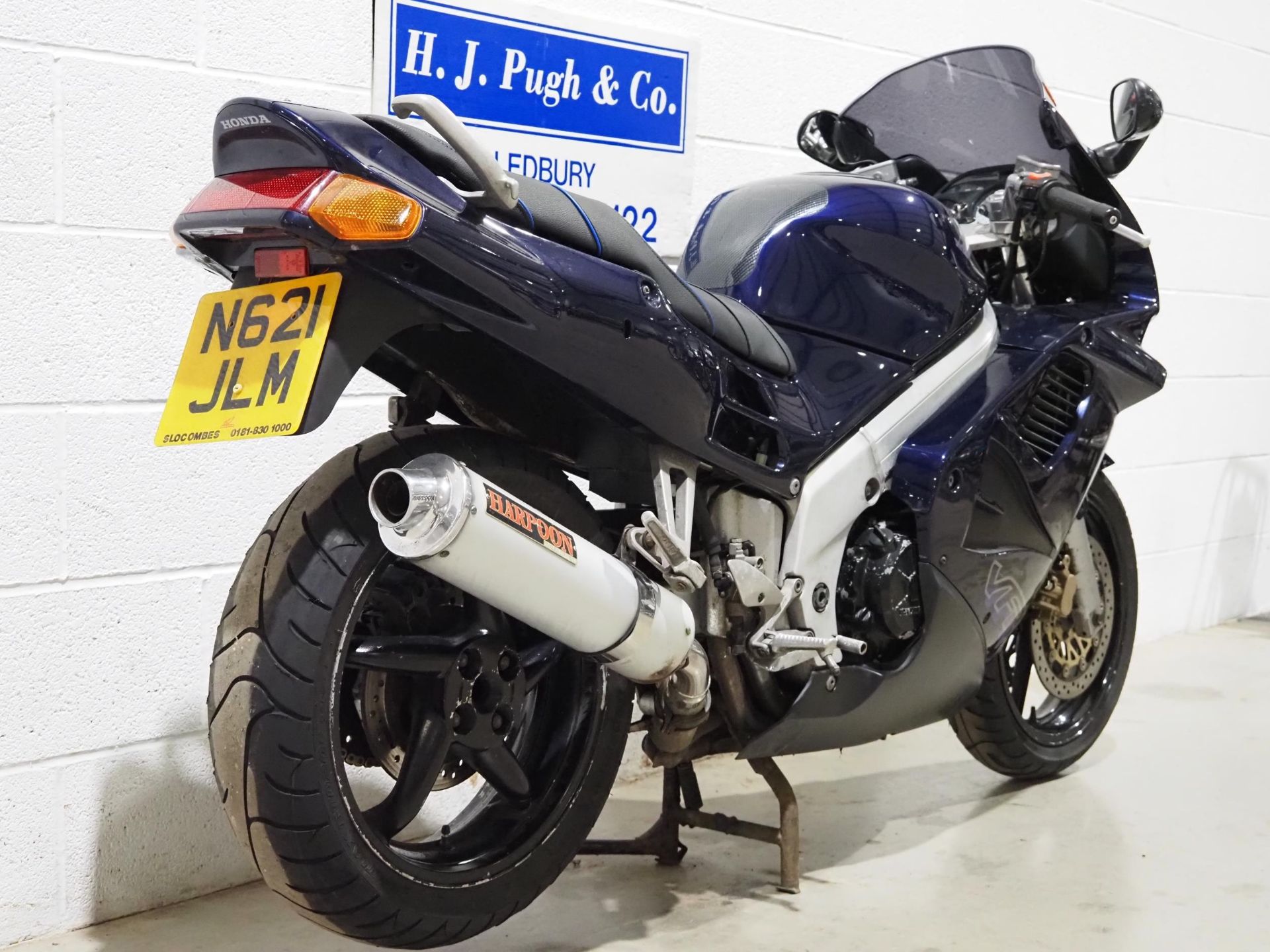 Honda VFR750 motorcycle. 1996. 748cc. Last ran in March 2024 but needs recommissioning as - Bild 3 aus 6