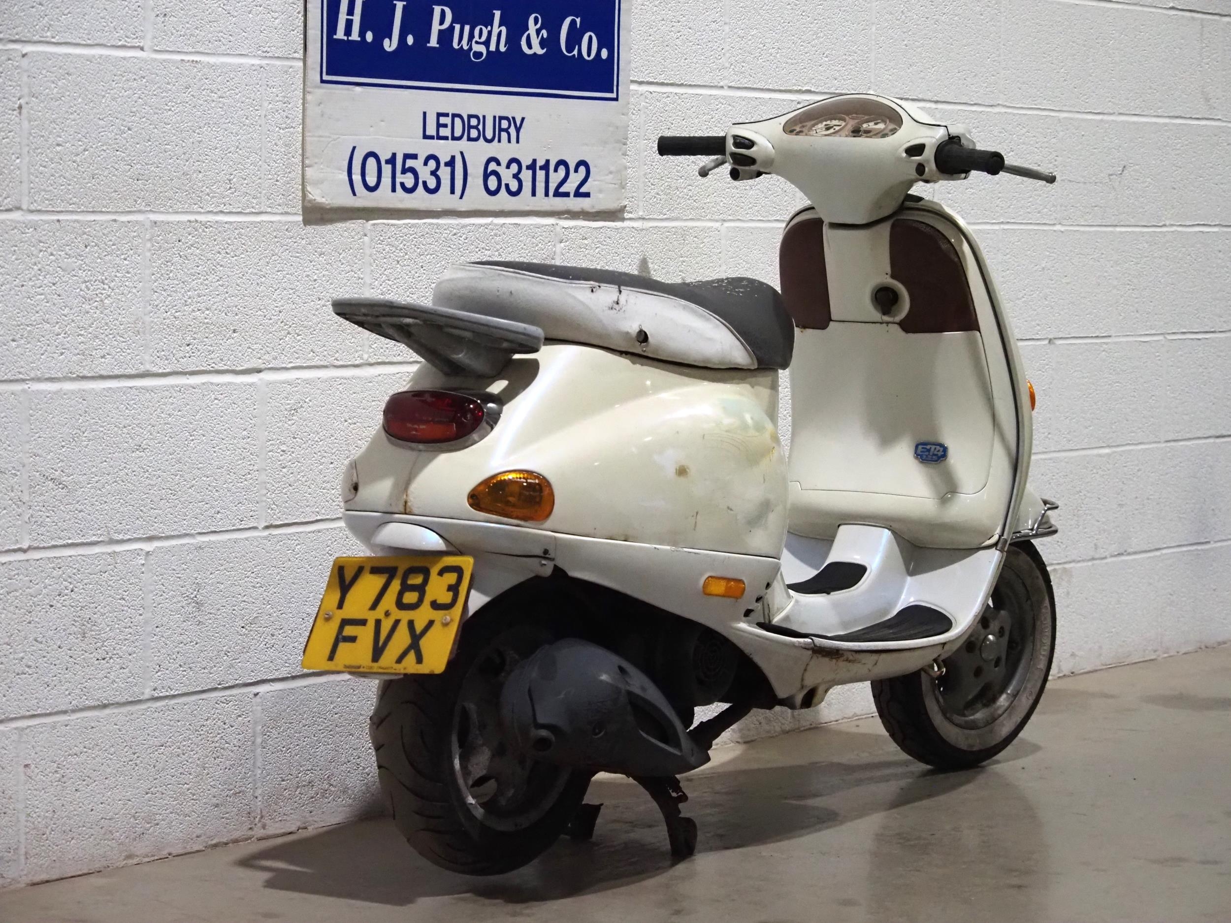 Vespa Piaggio ET4 125 moped. 2001. 124cc. Non runner and has been stood for several years. Engine - Image 3 of 5