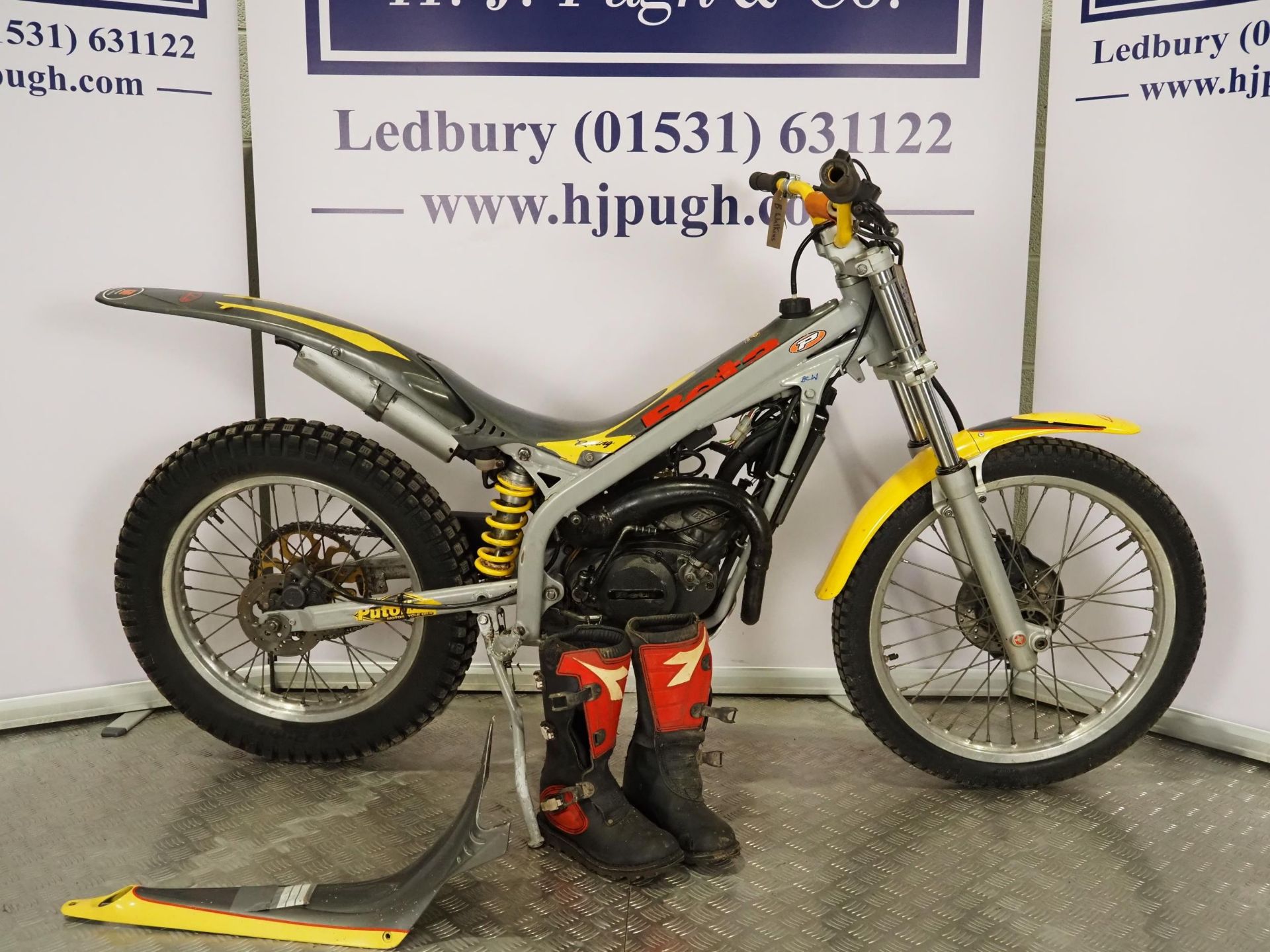 Beta junior trials motorcycle. 50cc Runs and rides. comes with spare tank cover and pair of trials