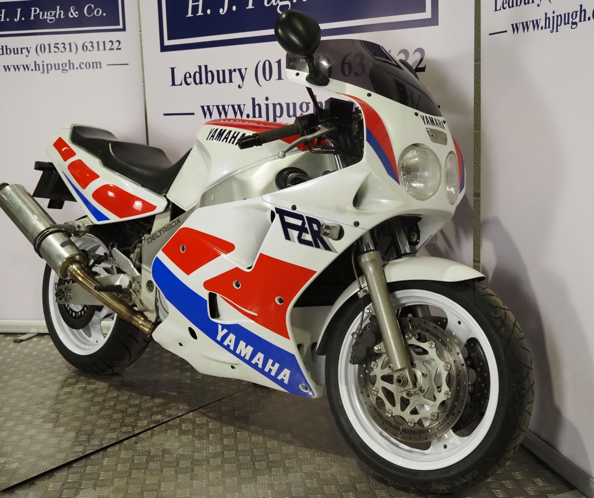 Yamaha FZR1000 exup motorcycle. 1990. 1002cc Runs and rides. Reg. H684 FLK. V5. Key - Image 3 of 7