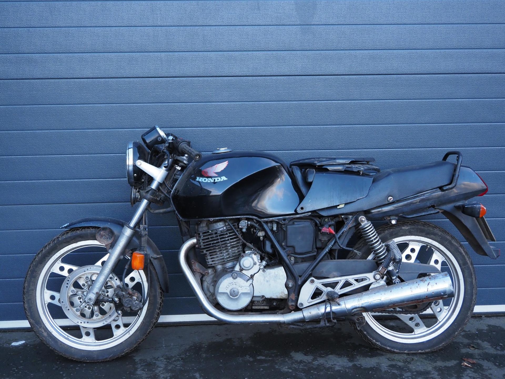 Honda XBR 500 motorcycle. 499cc. 1986 Engine turns over. Reg. C370 XFO. V5. Key - Image 6 of 6