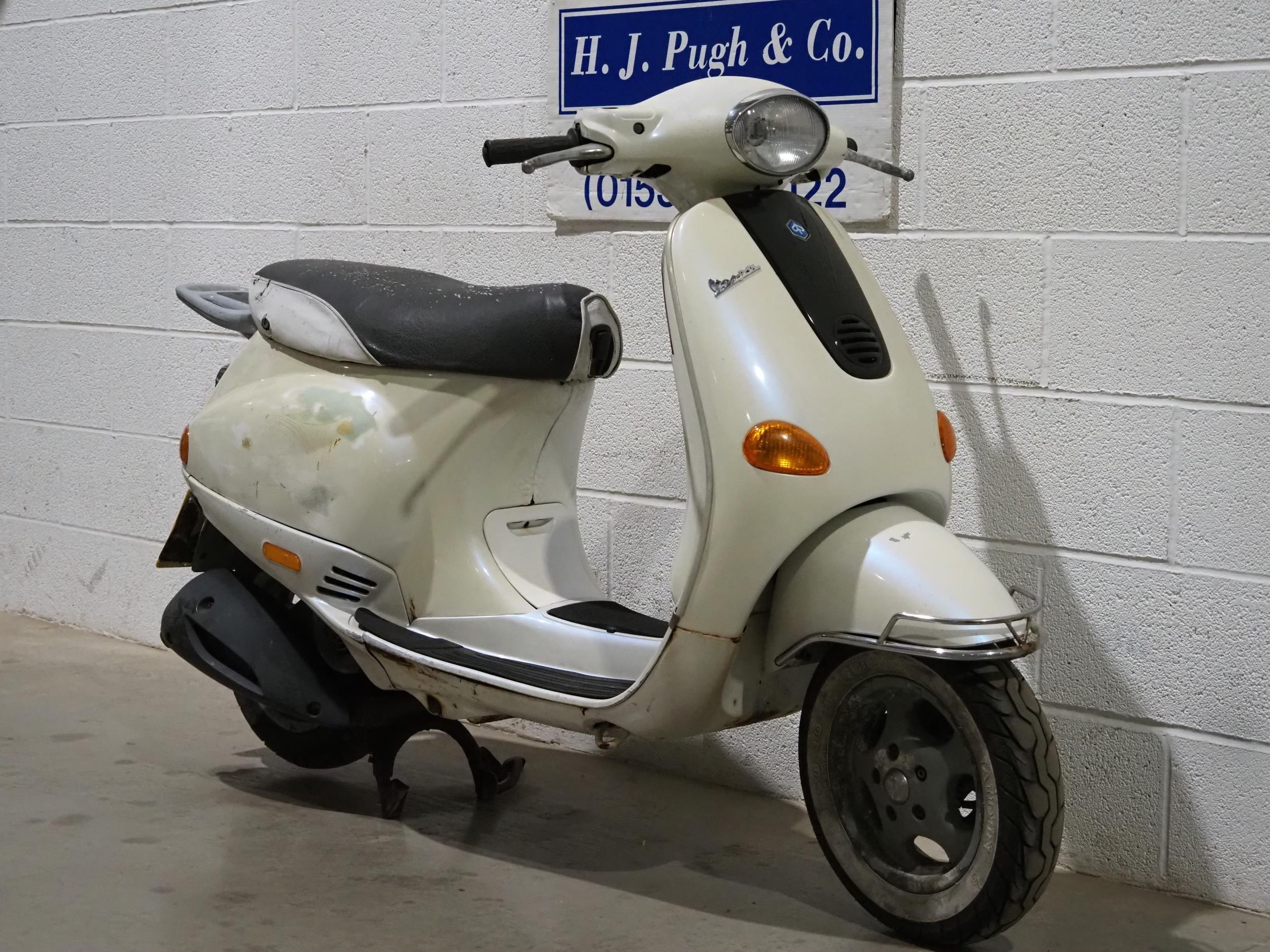 Vespa Piaggio ET4 125 moped. 2001. 124cc. Non runner and has been stood for several years. Engine - Image 2 of 5