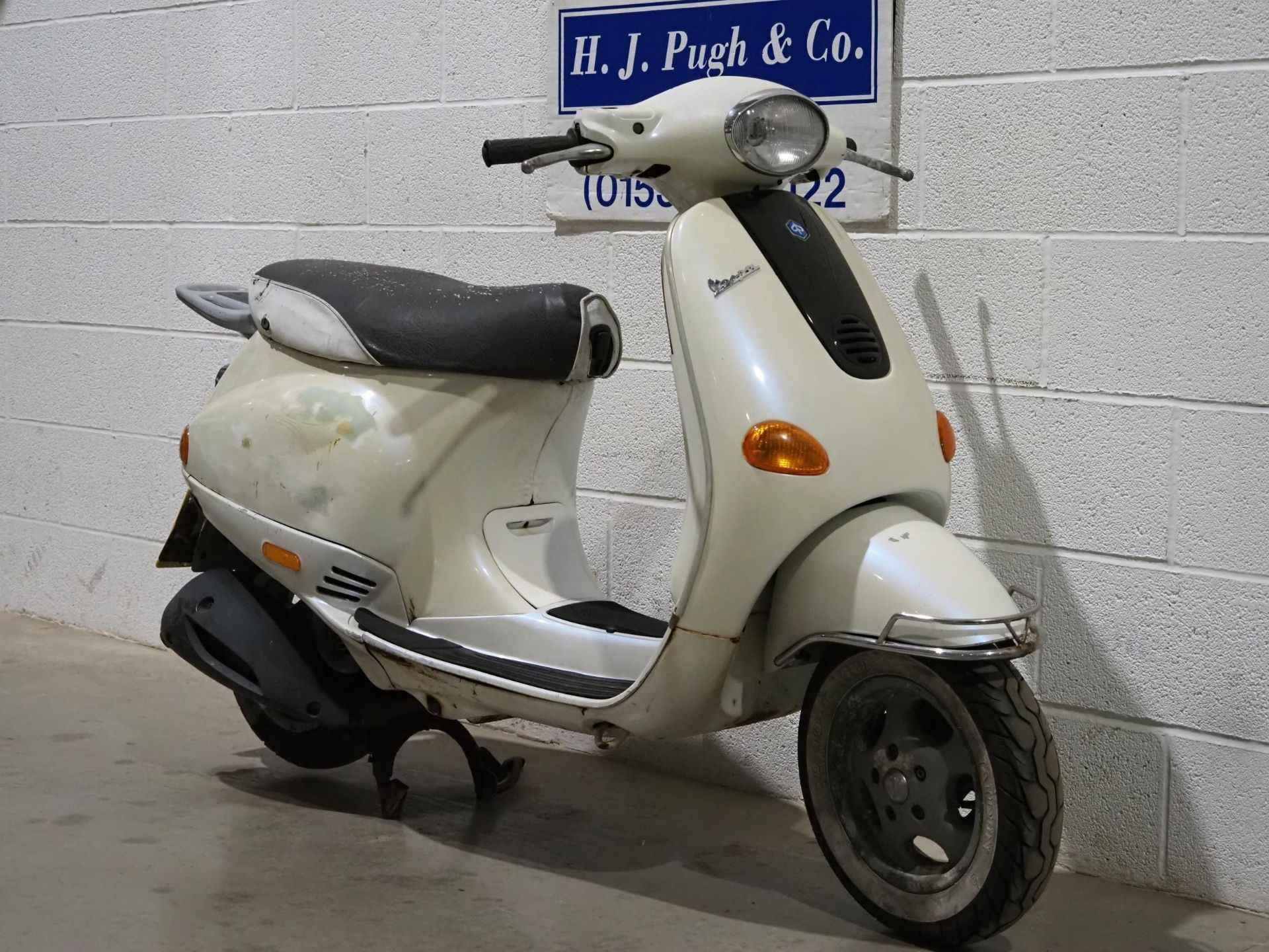 Vespa Piaggio ET4 125 moped. 2001. 124cc. Non runner and has been stood for several years. Engine - Bild 2 aus 5