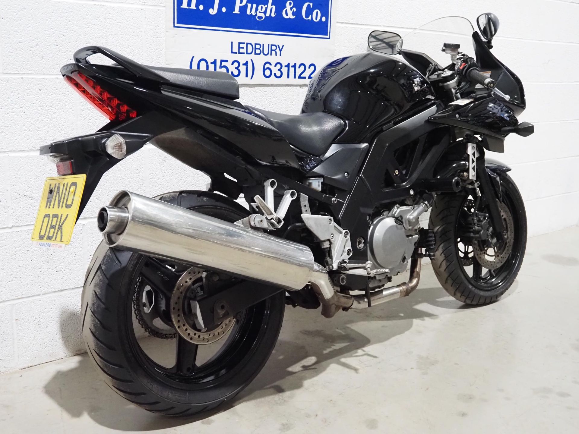 Suzuki SV650 S motorcycle. 2010. 645cc Runs and rides. MOT until 14.8.24. Comes with heated grips - Image 3 of 8