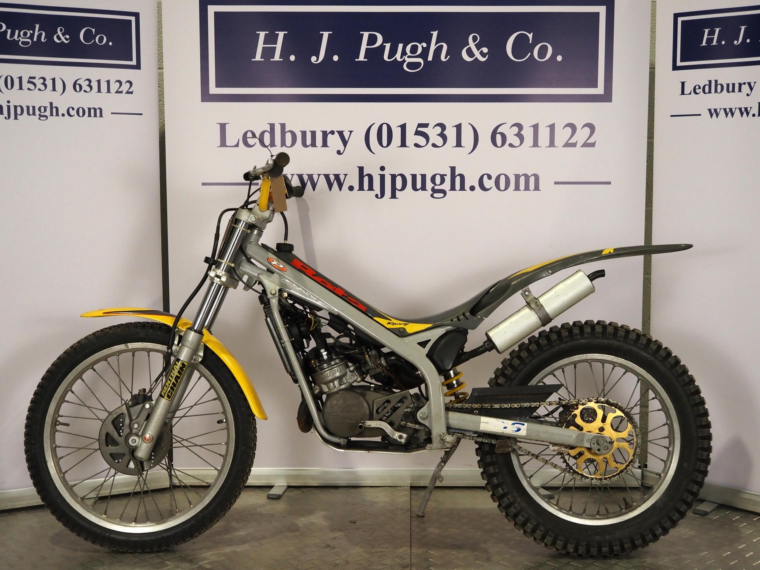 Beta junior trials motorcycle. 50cc Runs and rides. comes with spare tank cover and pair of trials - Image 6 of 6