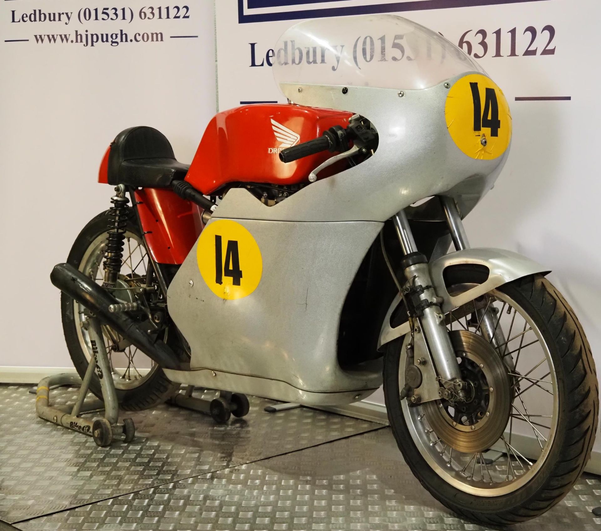 Honda Drixton CB450E race bike. 500cc. Engine No. E-3017469 Fitted with a Nova 6 speed gearbox, a - Image 3 of 8