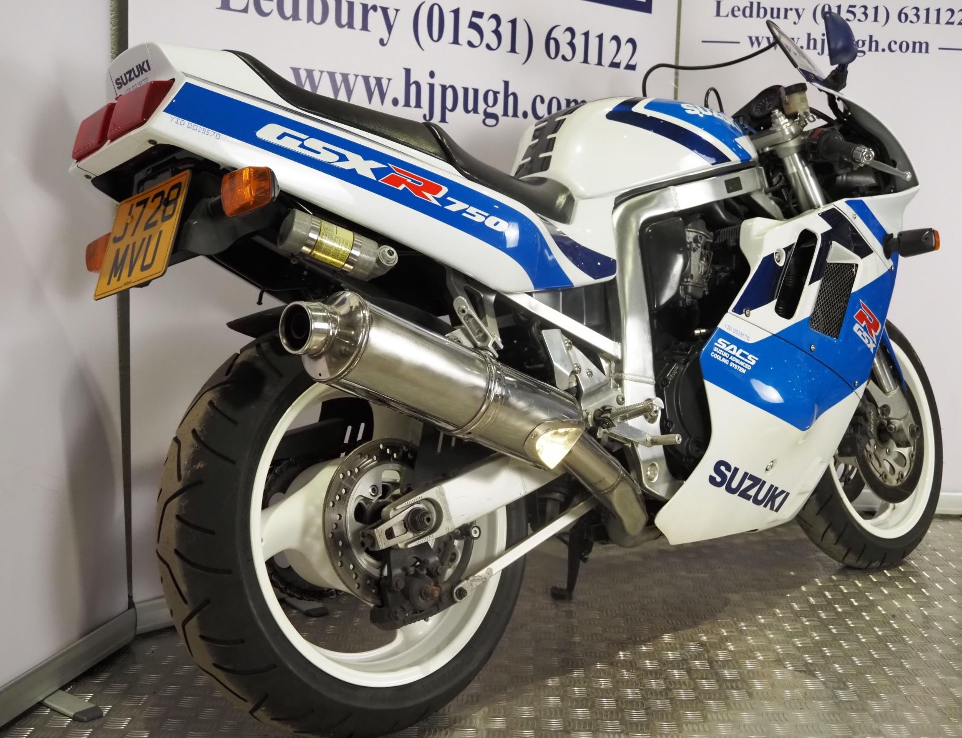 Suzuki GSXR750 motorcycle. 1991. 749cc Runs and rides but has been on display for several years so - Image 4 of 9