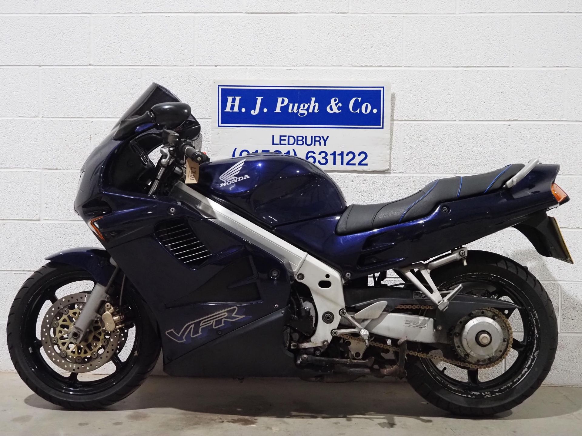 Honda VFR750 motorcycle. 1996. 748cc. Last ran in March 2024 but needs recommissioning as - Image 6 of 6