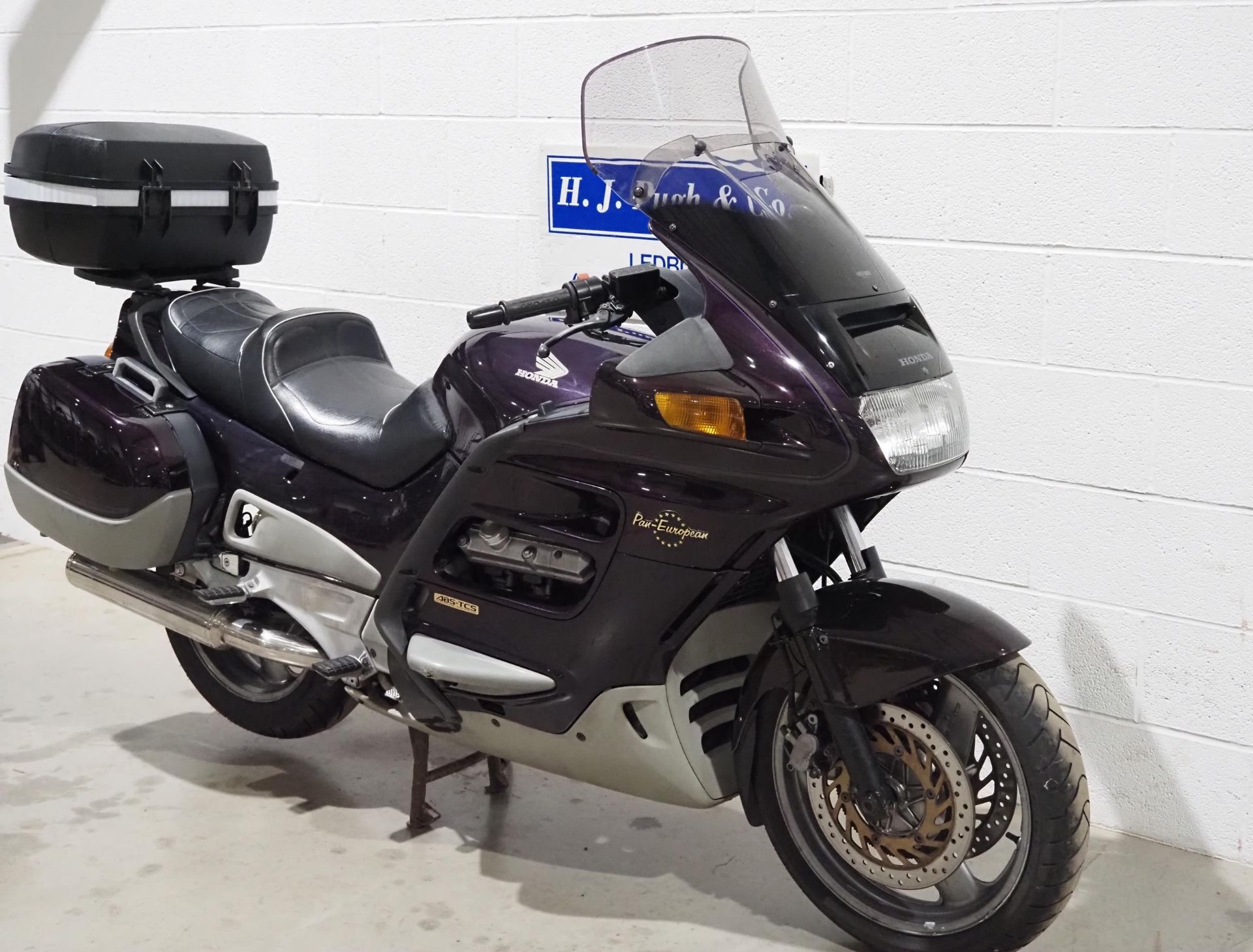 Honda ST1100 motorcycle. 1995. 1084cc. Runs and rides. MOT until 25.04.25 and comes with MOT test - Image 2 of 6