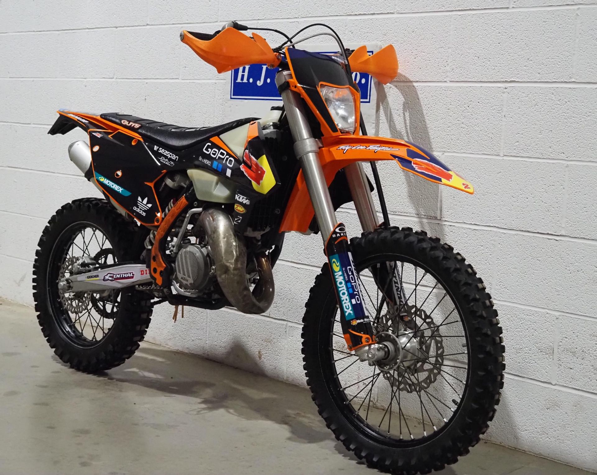 KTM motorcross bike. 2017. Runs and rides. Recent plastics and graphics fitted aswell as clutch - Bild 2 aus 5