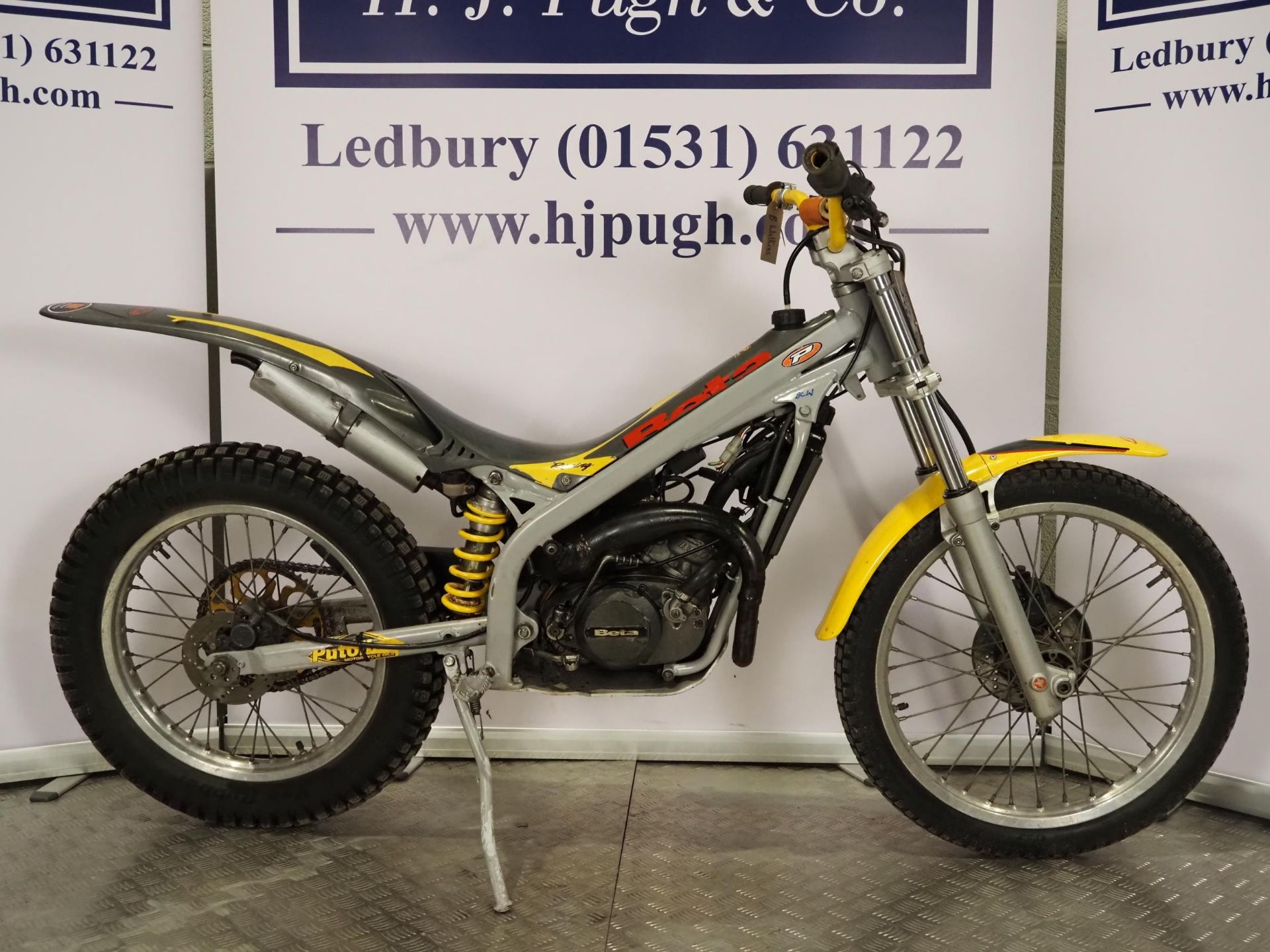 Beta junior trials motorcycle. 50cc Runs and rides. comes with spare tank cover and pair of trials - Image 2 of 6