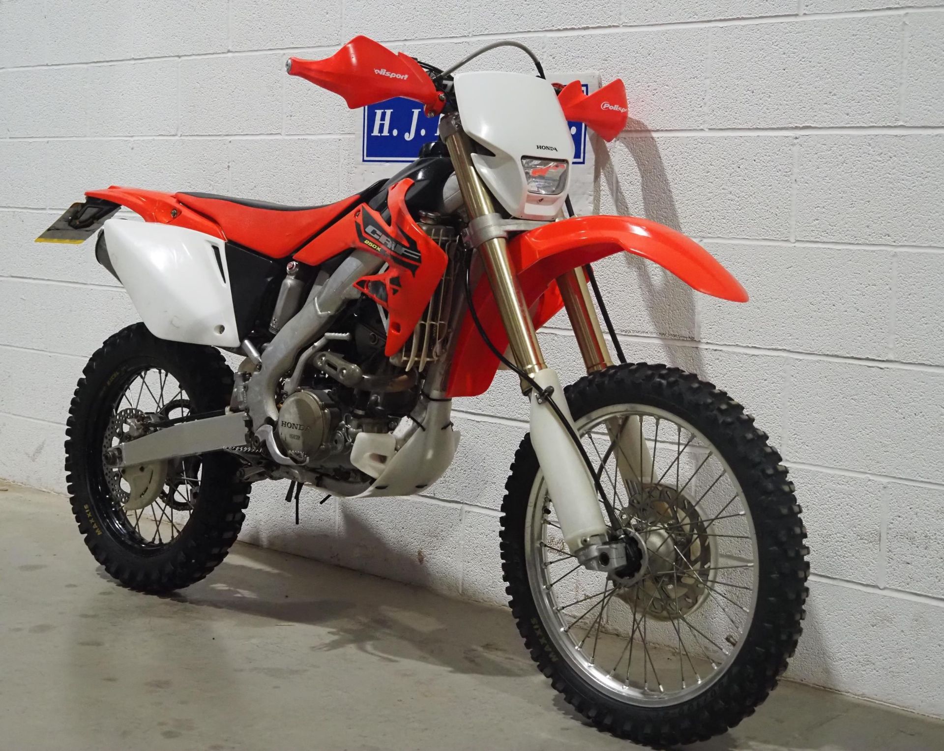 Honda CRF250X motorcross bike. 2004. 249cc. Runs and rides. MOT until 20.10.24. Comes with old MOT - Image 2 of 5