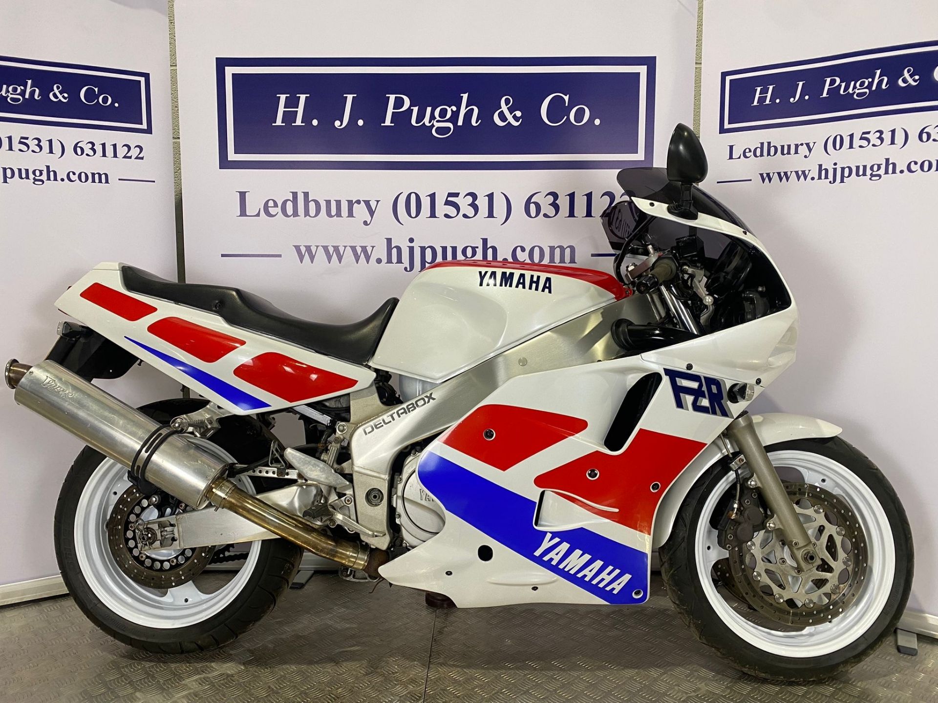 Yamaha FZR1000 exup motorcycle. 1990. 1002cc Runs and rides. Reg. H684 FLK. V5. Key