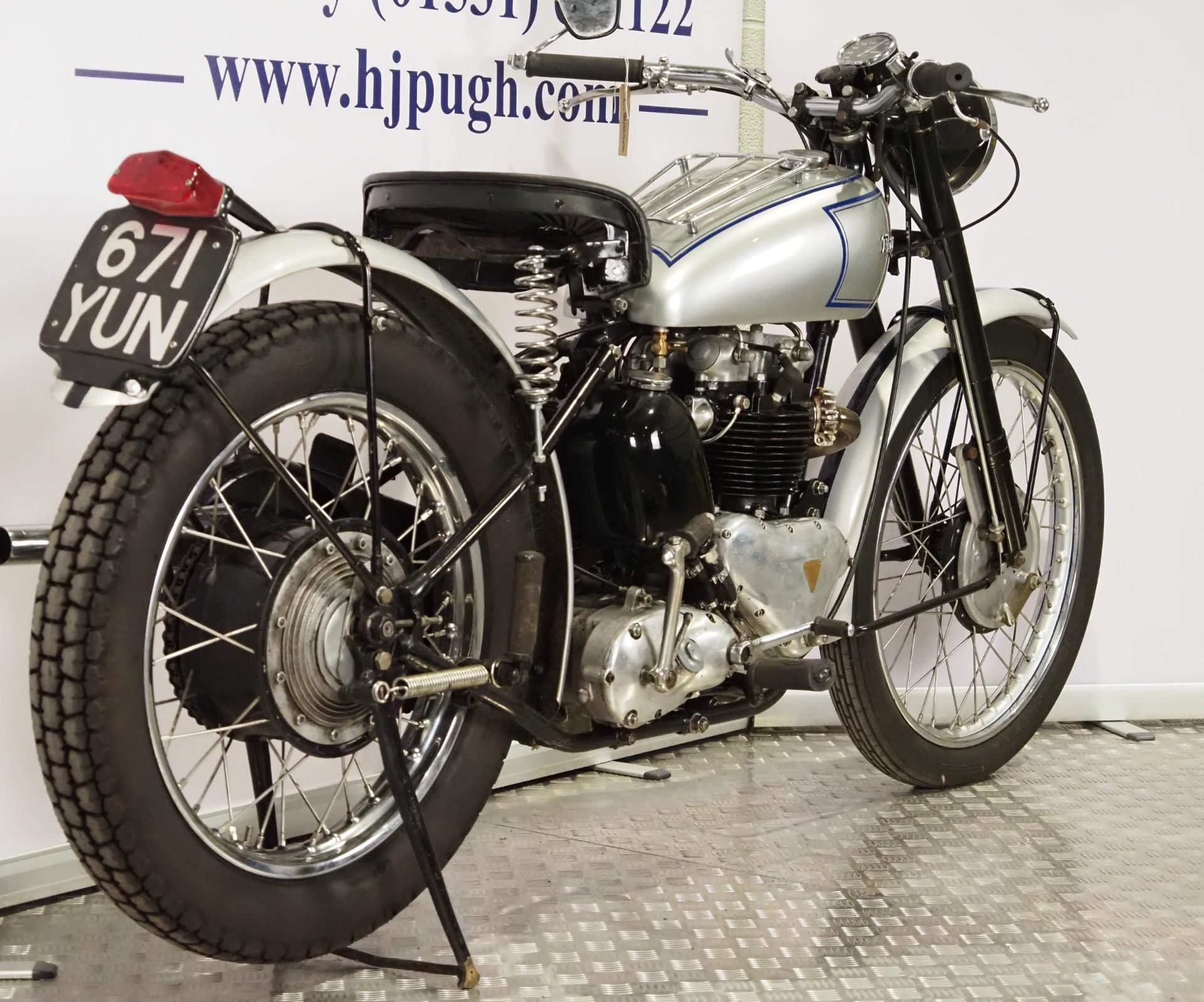 Triumph Trophy 6T motorcycle. 1953. 650cc. Frame No. 39335 Engine No. 6T32170 Rims and rides. - Image 3 of 6