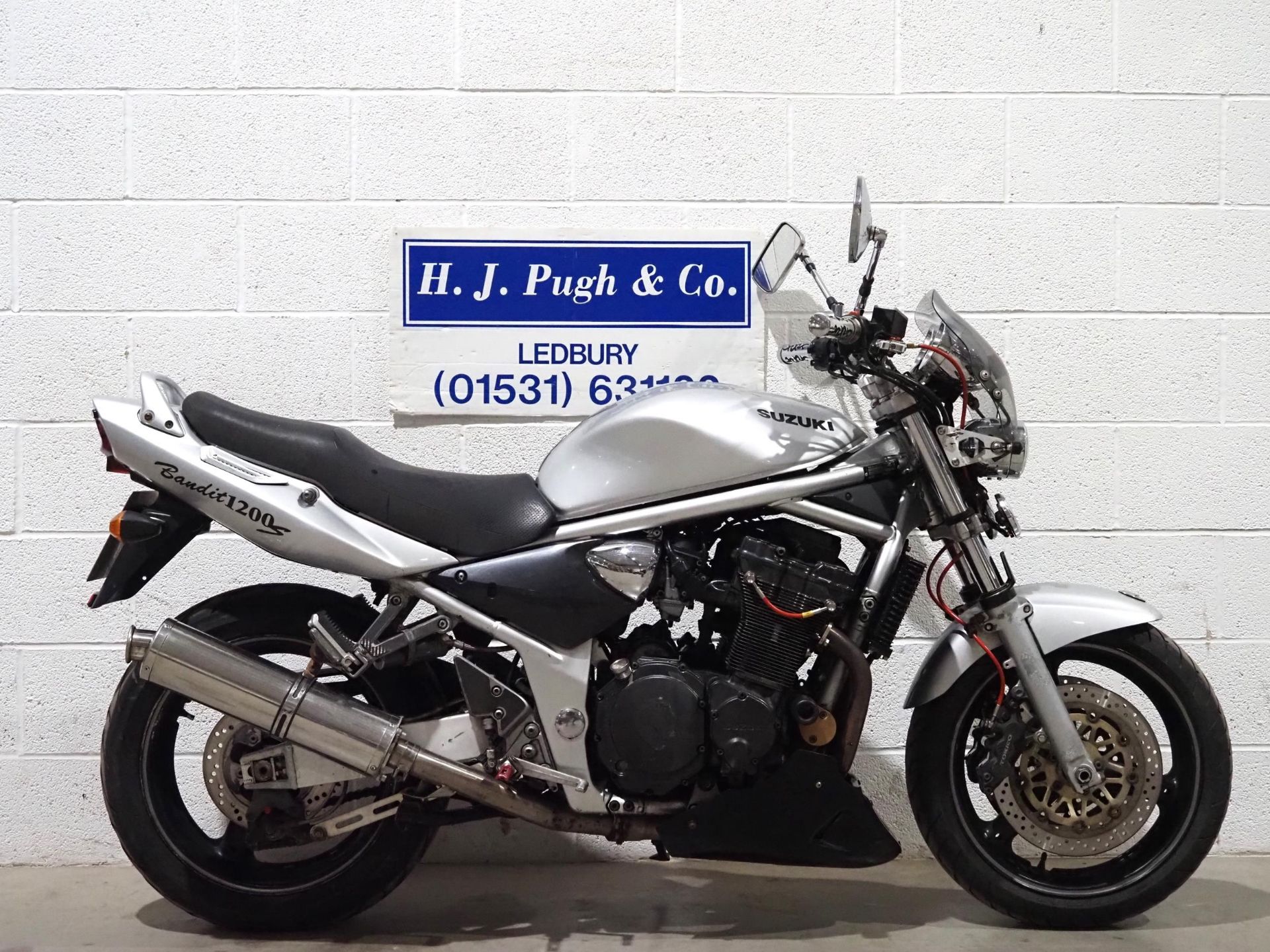 Suzuki GSF1200 Bandit motorcycle. 2001. 1197cc. Runs and rides. MOT until 19.03.25. Comes with
