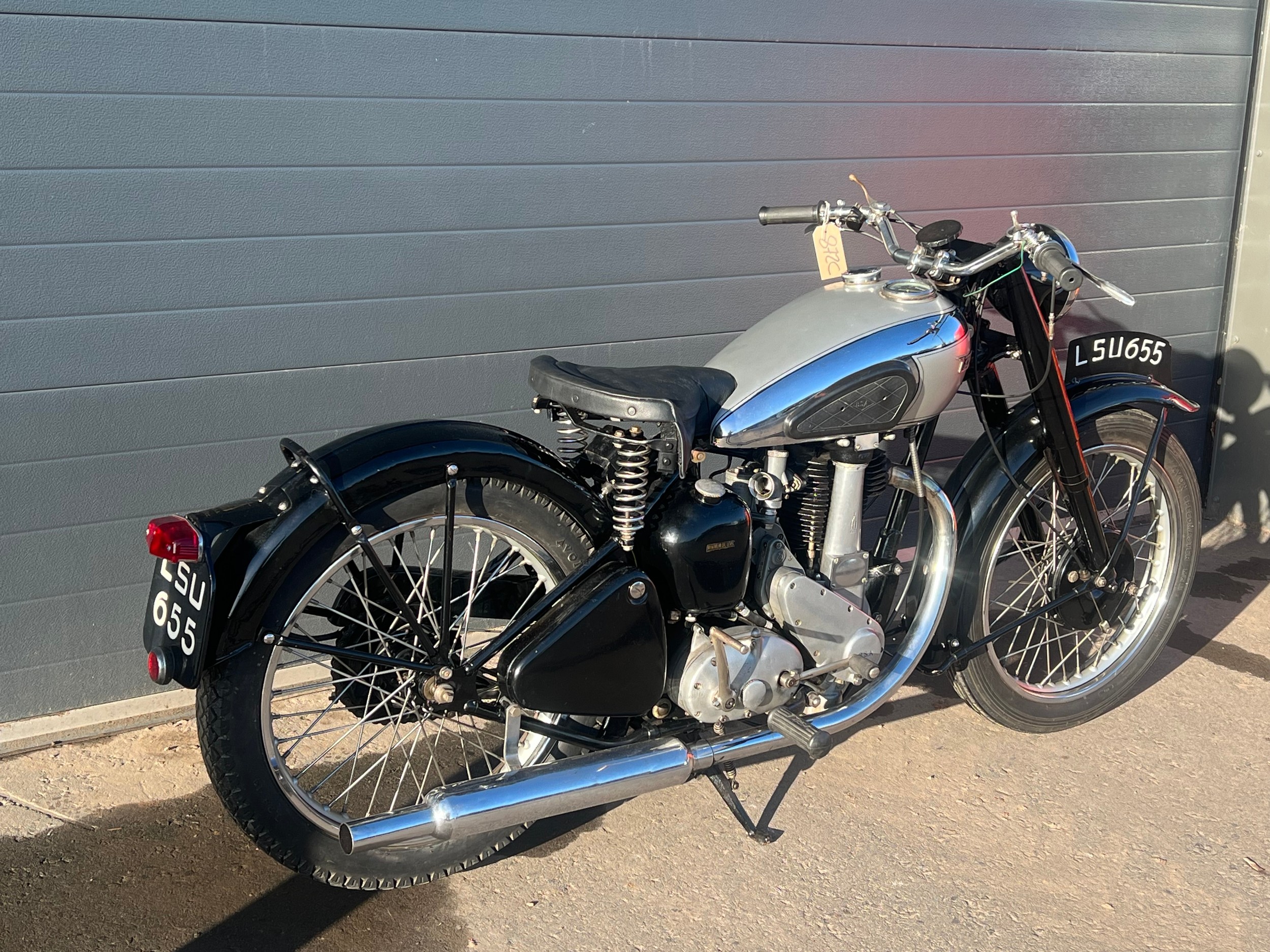 BSA B31 motorcycle. 1947. Frame No- XB316902 Engine No- XB316053 A lovely example of a B31 in its - Image 5 of 9