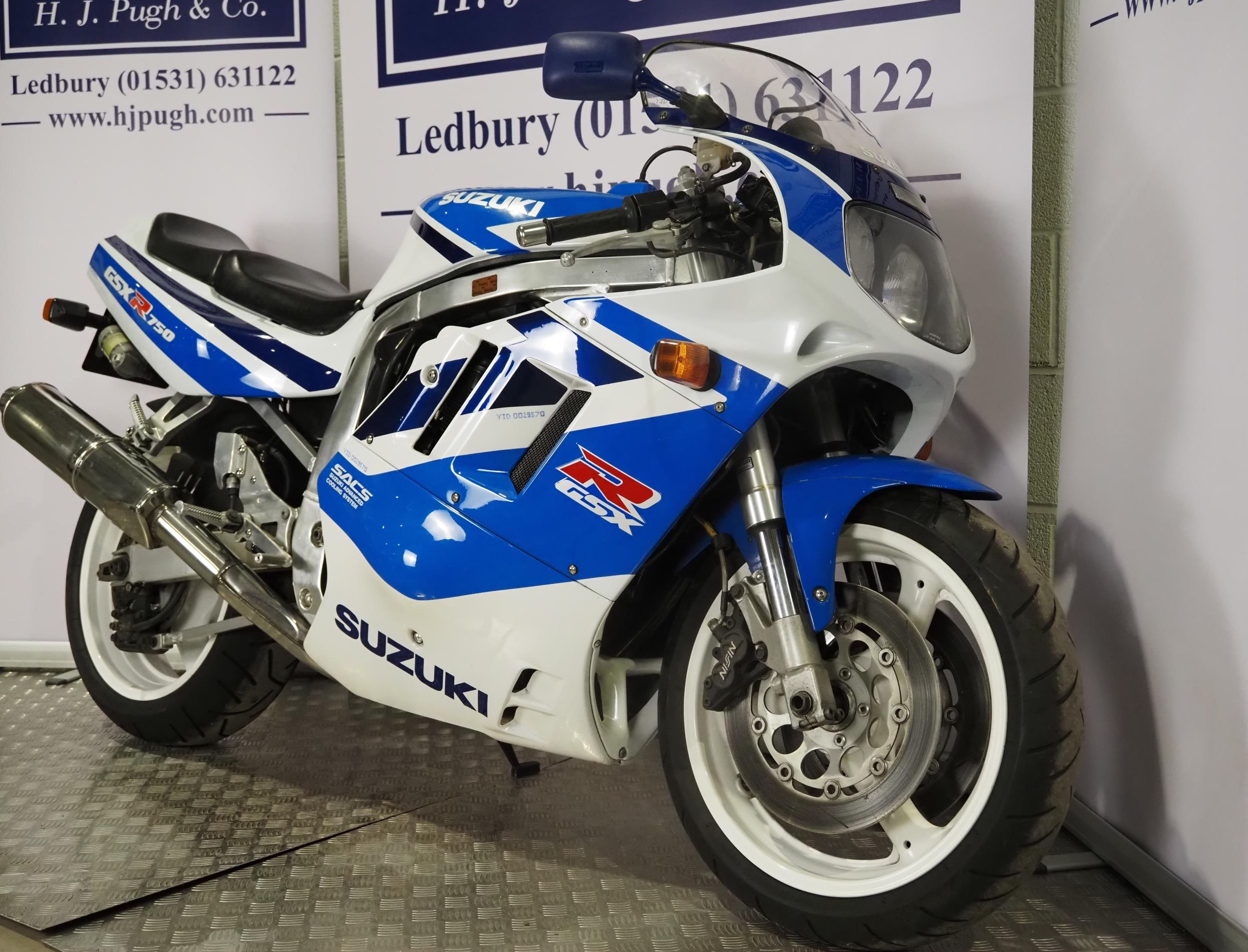 Suzuki GSXR750 motorcycle. 1991. 749cc Runs and rides but has been on display for several years so - Image 3 of 9