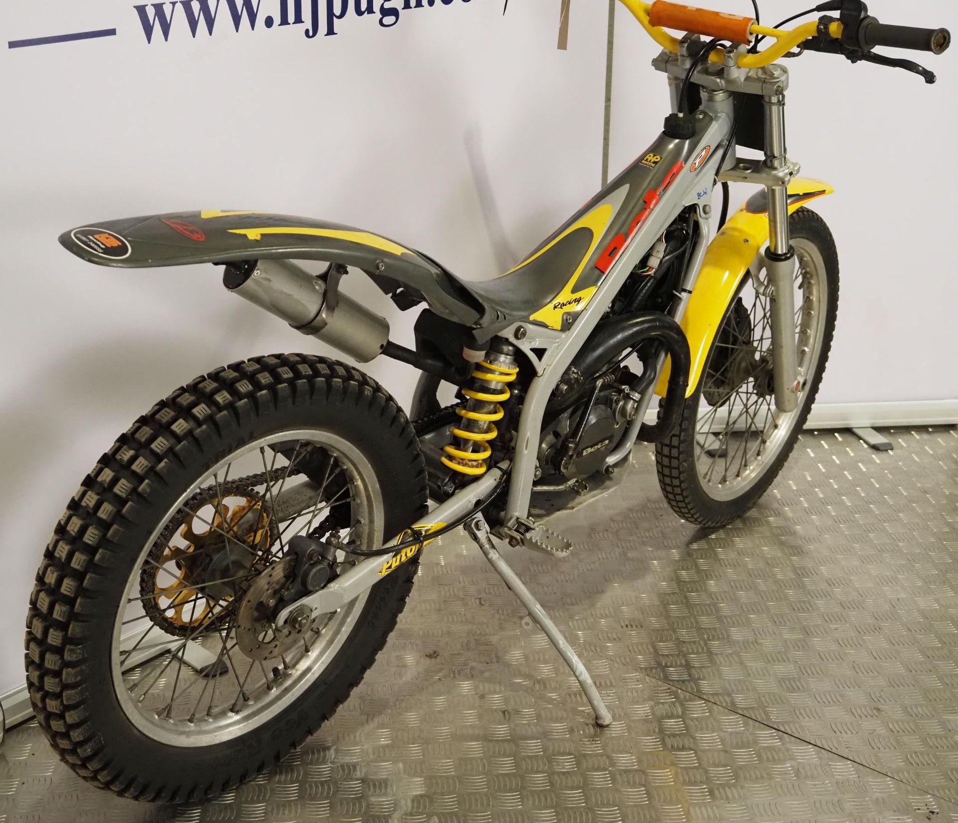 Beta junior trials motorcycle. 50cc Runs and rides. comes with spare tank cover and pair of trials - Image 4 of 6