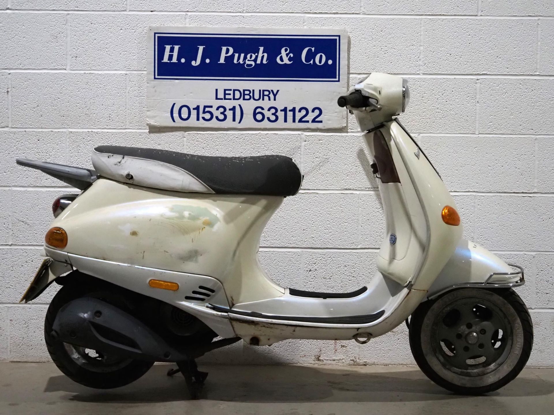 Vespa Piaggio ET4 125 moped. 2001. 124cc. Non runner and has been stood for several years. Engine