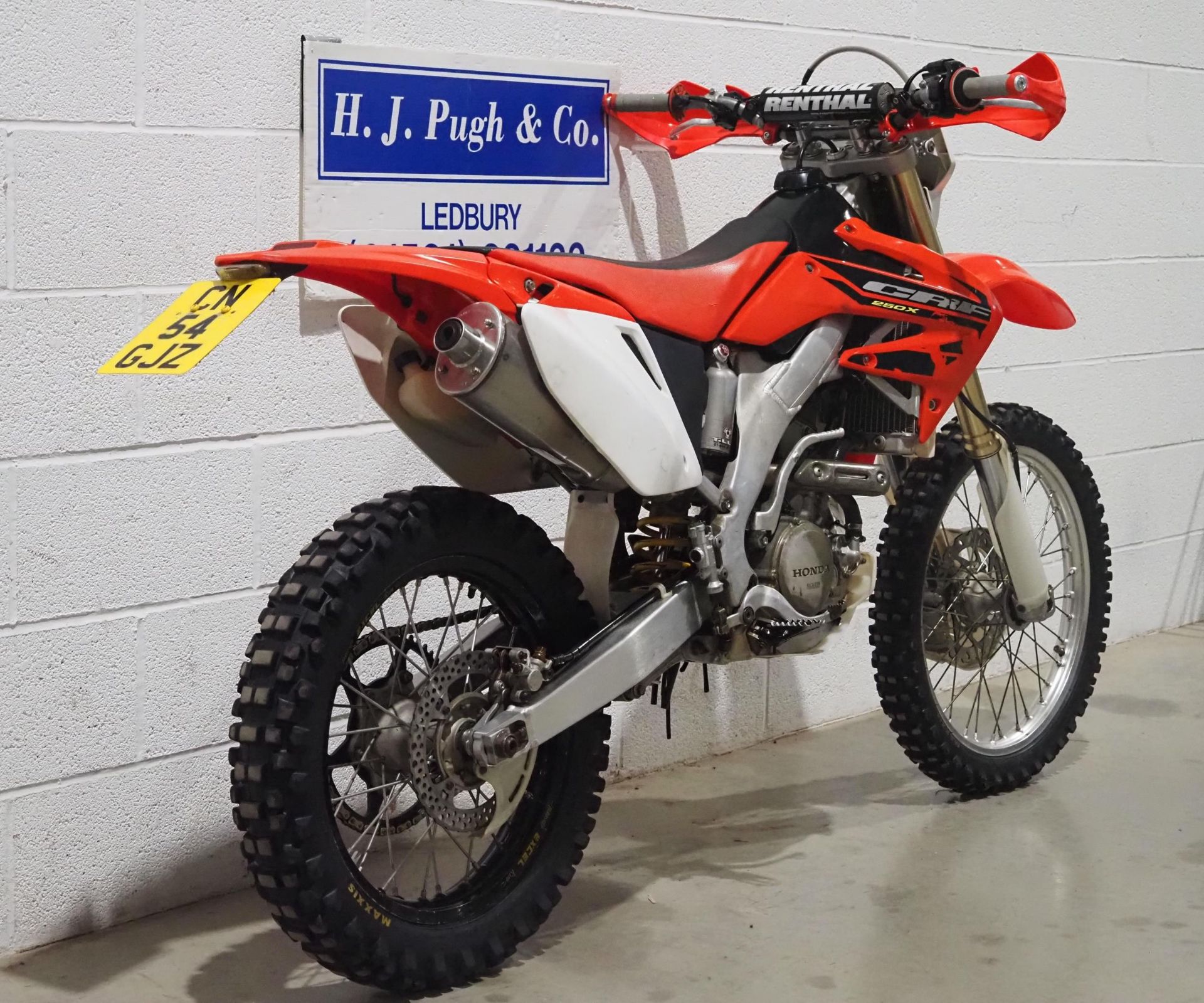 Honda CRF250X motorcross bike. 2004. 249cc. Runs and rides. MOT until 20.10.24. Comes with old MOT - Bild 3 aus 5