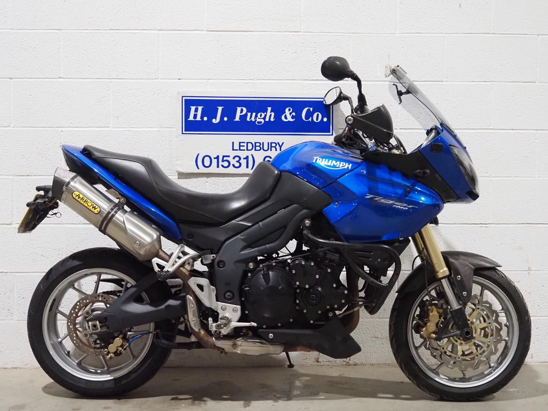 Triumph Tiger 1050 motorcycle. 2007. 1050cc. Non runner but engine turns over. Cat C in 2015.