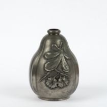 Zinn-Vase mit Kastaniendekor