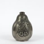 Zinn-Vase mit Kastaniendekor