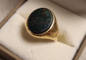 9ct Gold & Bloodstone Signet Ring Size Q Weight 5.09g