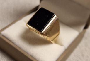 9ct Gold & Black Onyx Signet Ring Size T Weight 11.93g