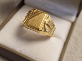 18ct Gold Gents Signet Ring, size T & 5.7g