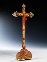 Standkreuz mit Dekor und Corpus Christi in roter Koralle