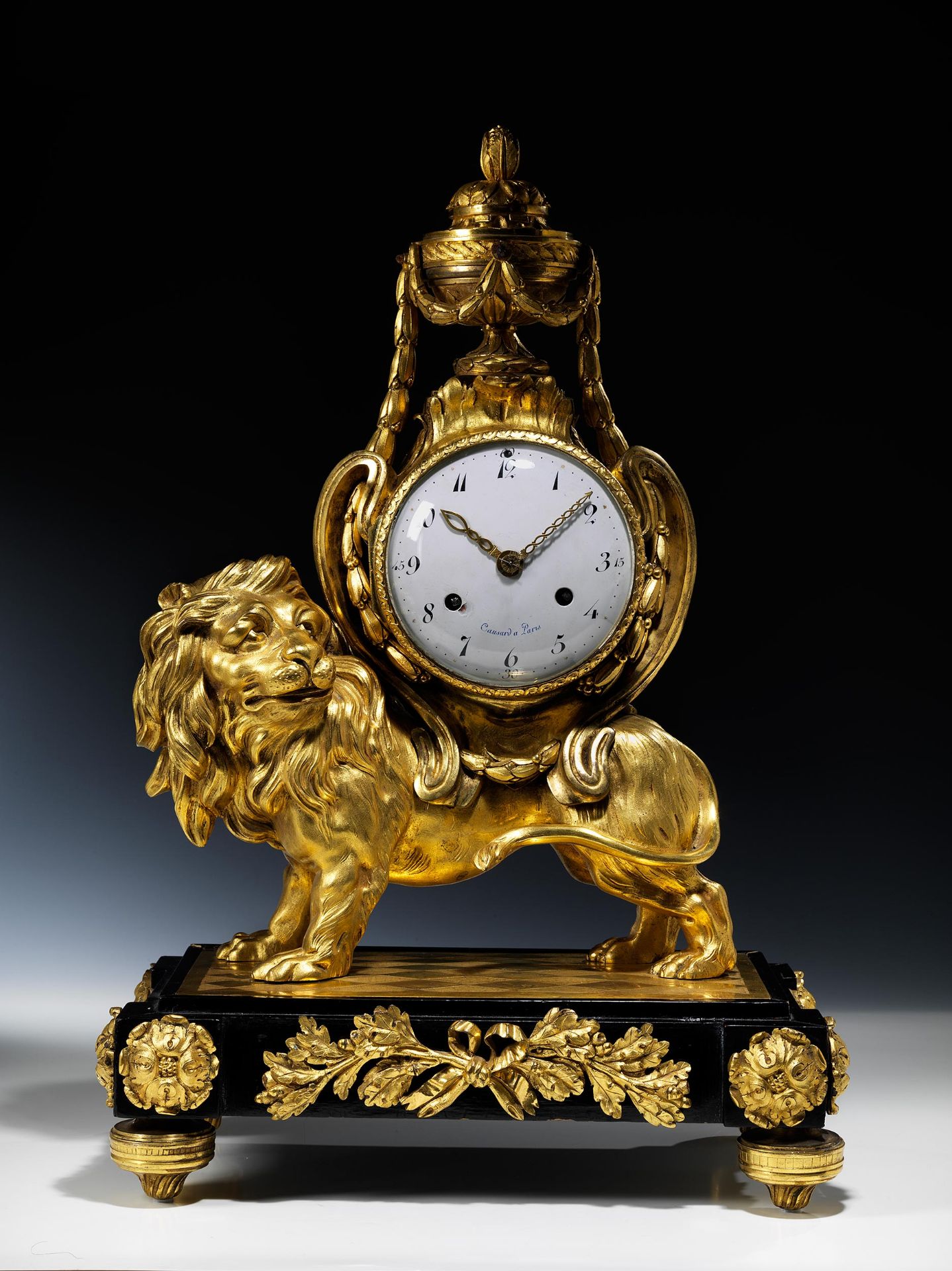 Louis XVI-Bronzependule mit Löwenfigur