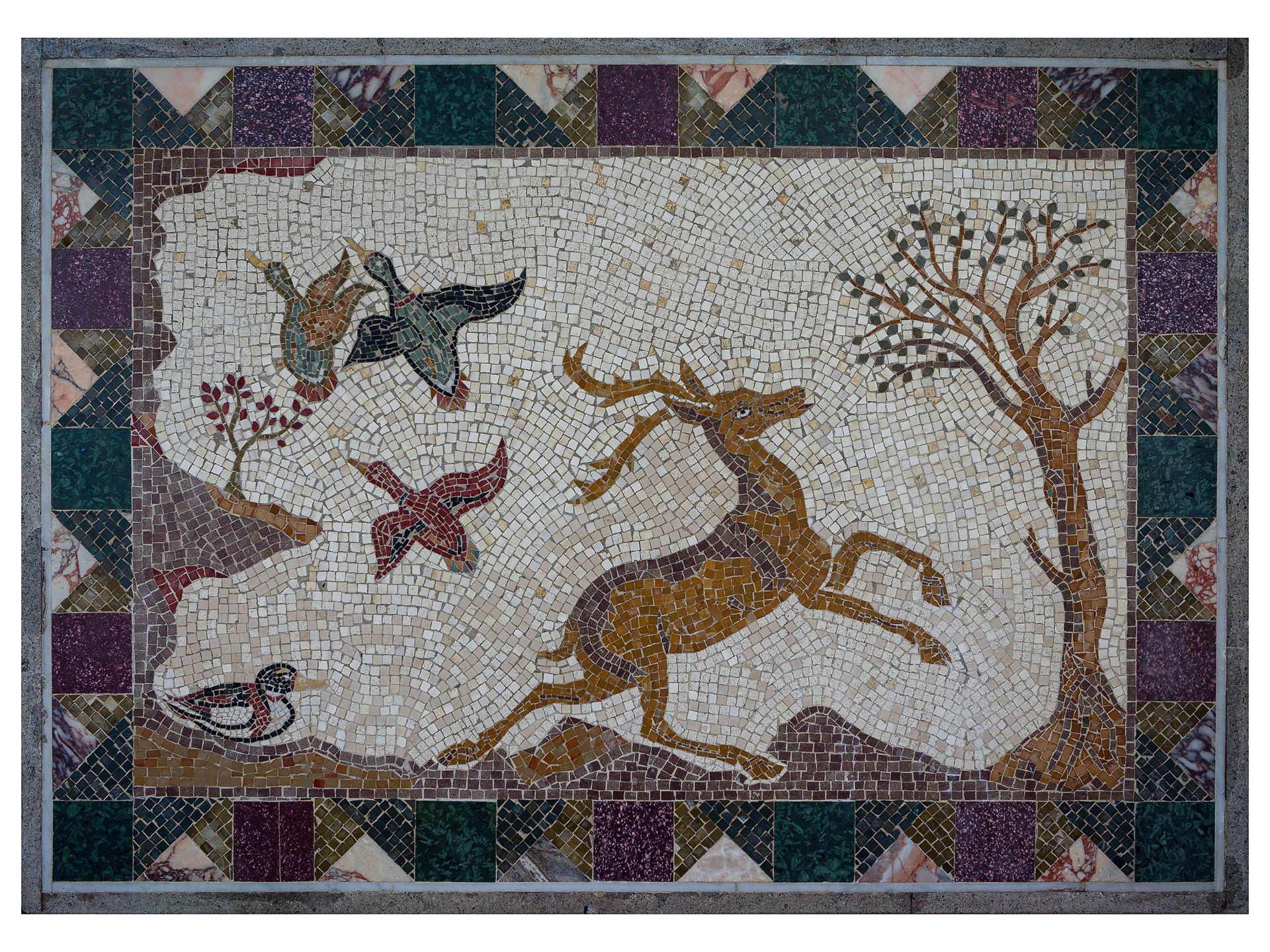 Mosaik mit Hirschrelief